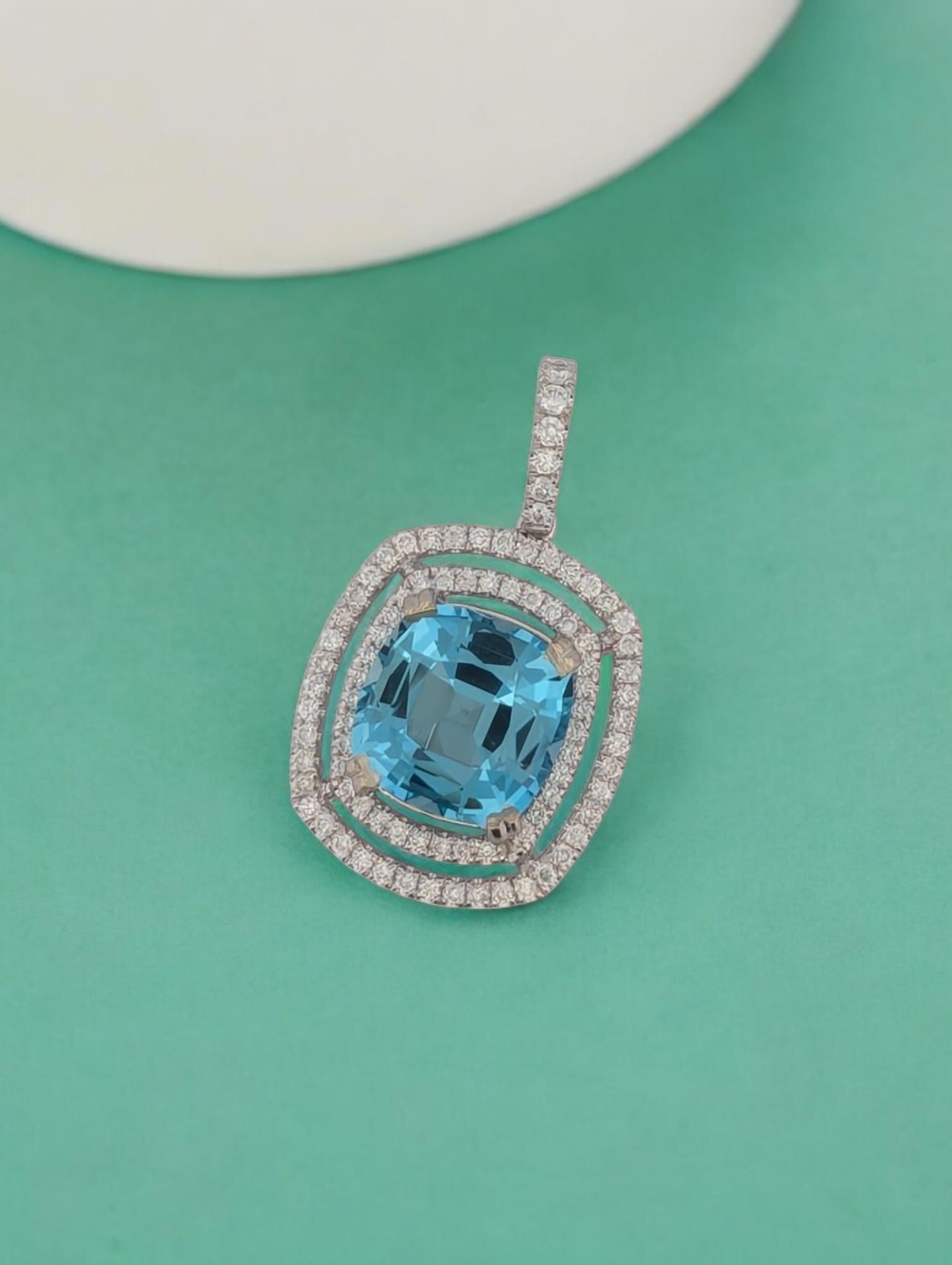 Questo splendido pendente in oro bianco 14K mette in mostra un'acquamarina mozzafiato da 3,00 CT con taglio a cuscino, incorniciata con eleganza da un'aureola di diamanti naturali da 1,0 CTW per una brillantezza senza pari. Il suo design senza tempo