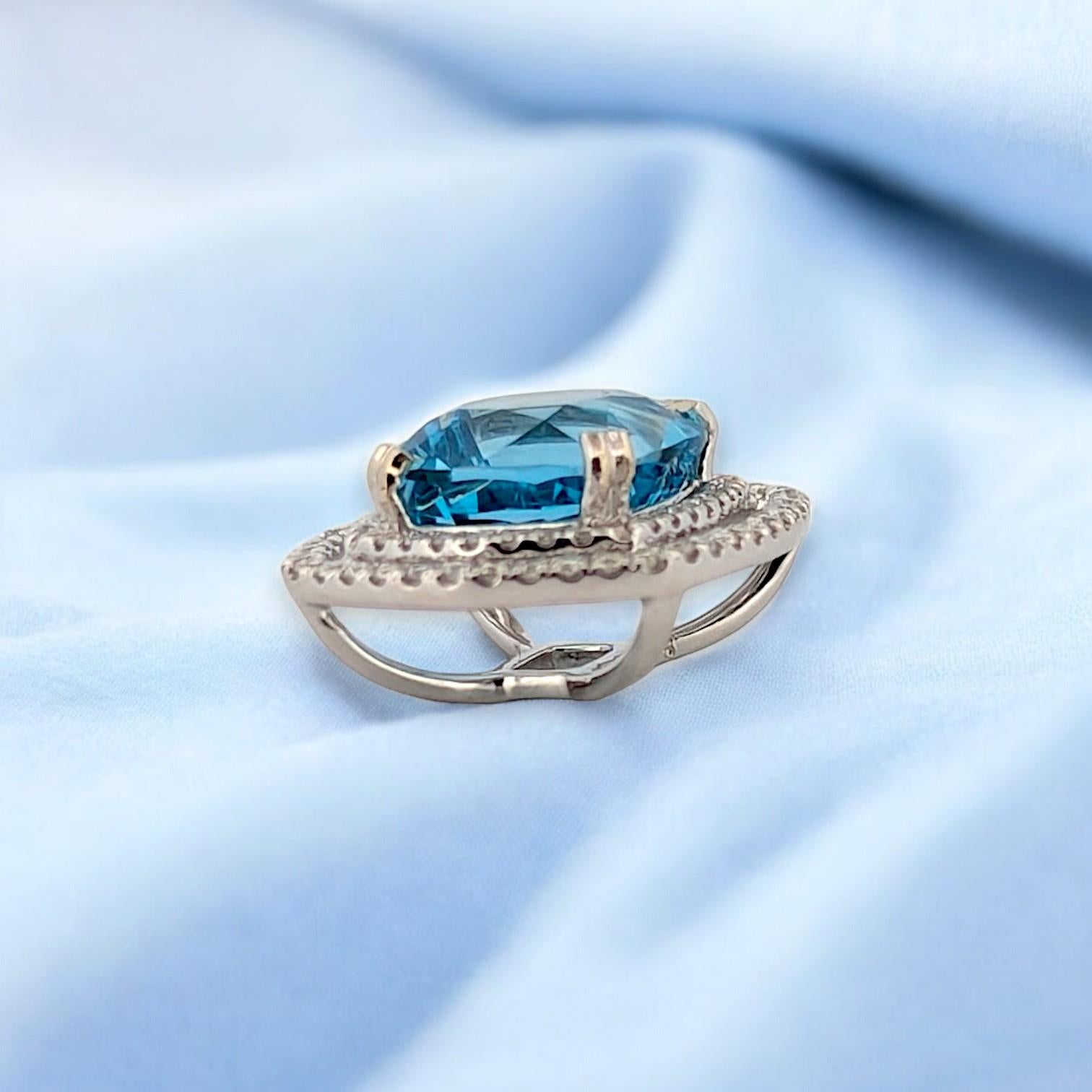 Ciondolo Lyra in oro bianco 14K con acquamarina taglio cuscino 3,00 CT In condizioni Nuovo in vendita a Greeneville, TN