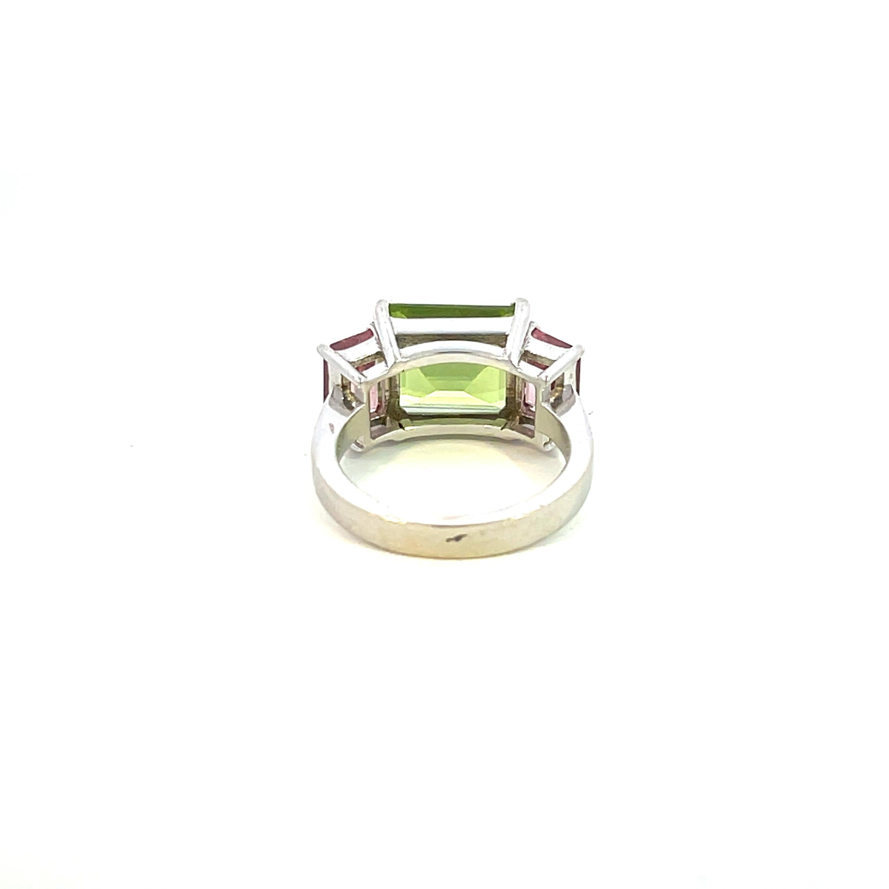 14K White Gold Peridot and Pink Sapphire Ring In New Condition For Sale In Los Angeles, CA