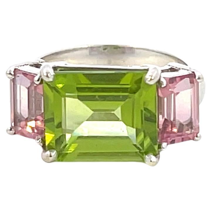 Ring aus 14 Karat Weißgold mit Peridot und rosa Saphir im Angebot