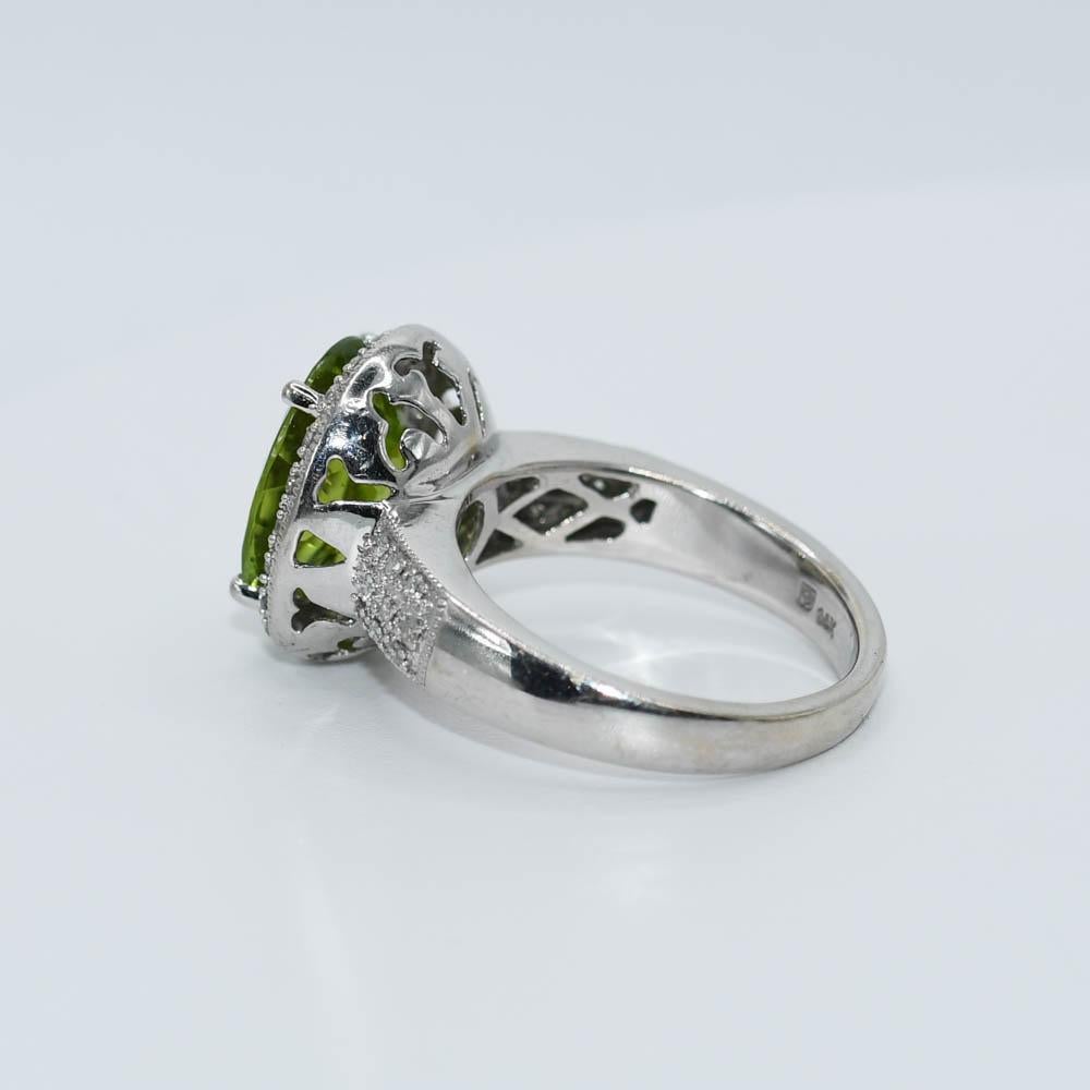 14K White Gold Peridot & Diamond Ring, 4.8ct, 6.4g In Excellent Condition For Sale In Laguna Beach, CA