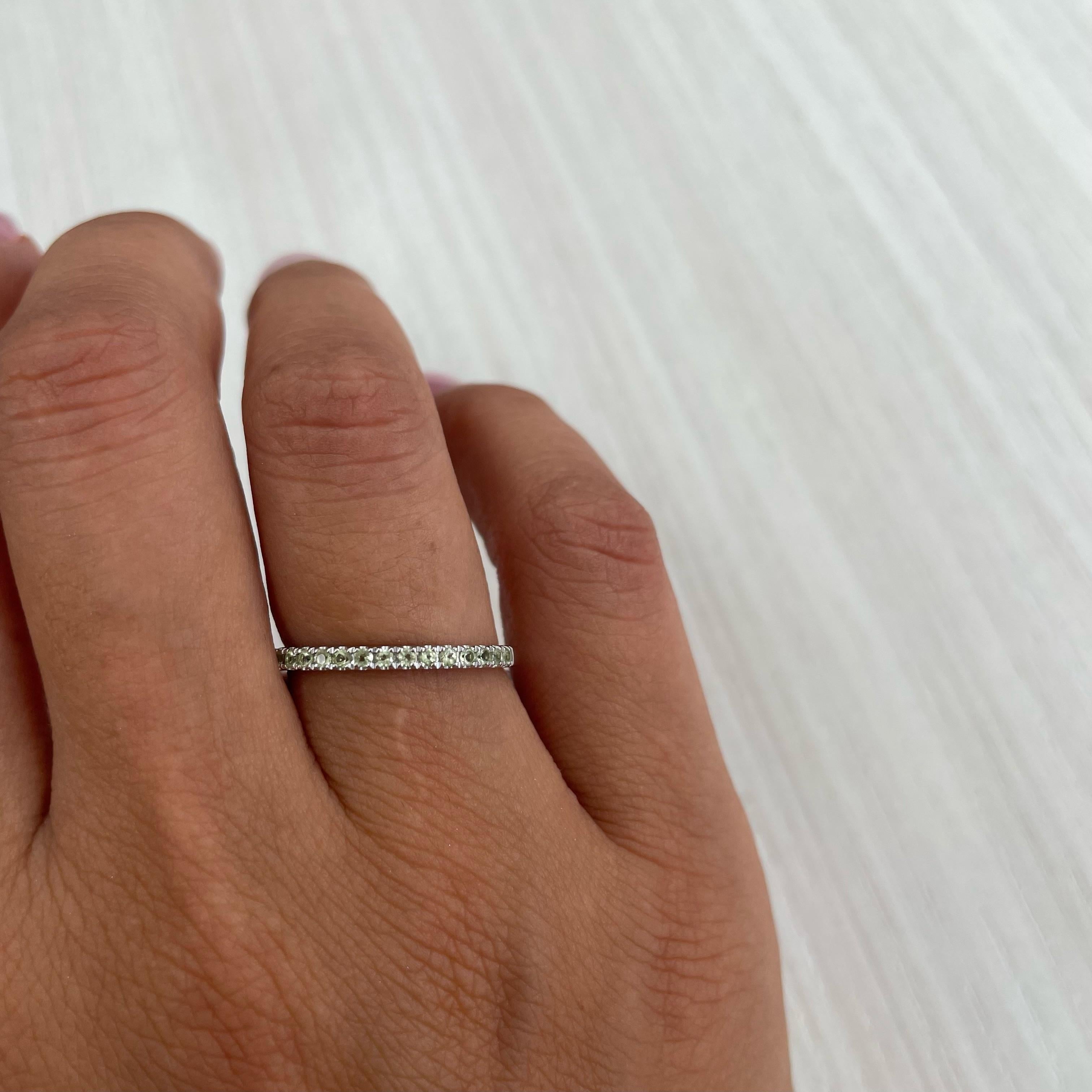 Charmantes Design - Dieses stapelbare, halbkreisförmige Band ist aus 14 Karat Gold gefertigt und weist einen runden Peridot von ca. 0,17 Karat auf, erhältlich in Weiß-, Gelb- und Roségold
 Maße für die Ringgröße: Die Fingergröße dieses Saphirrings