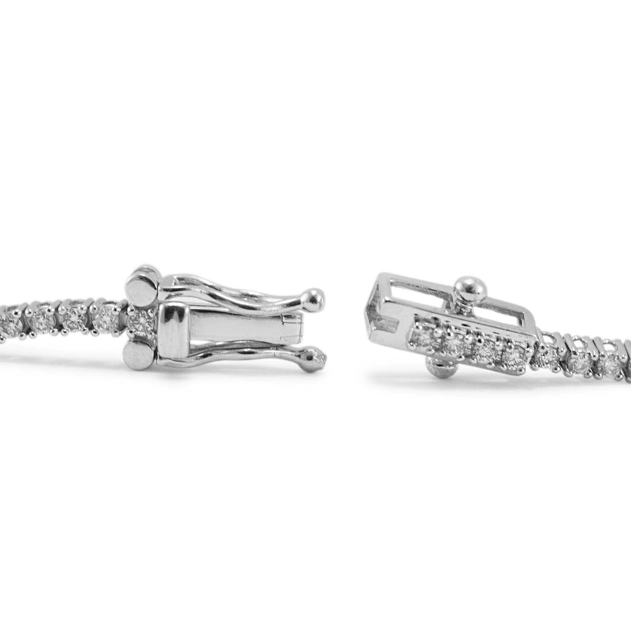 Taille ronde Petit or blanc 14 carats de 1,13 carat Bracelet tennis en diamants en vente