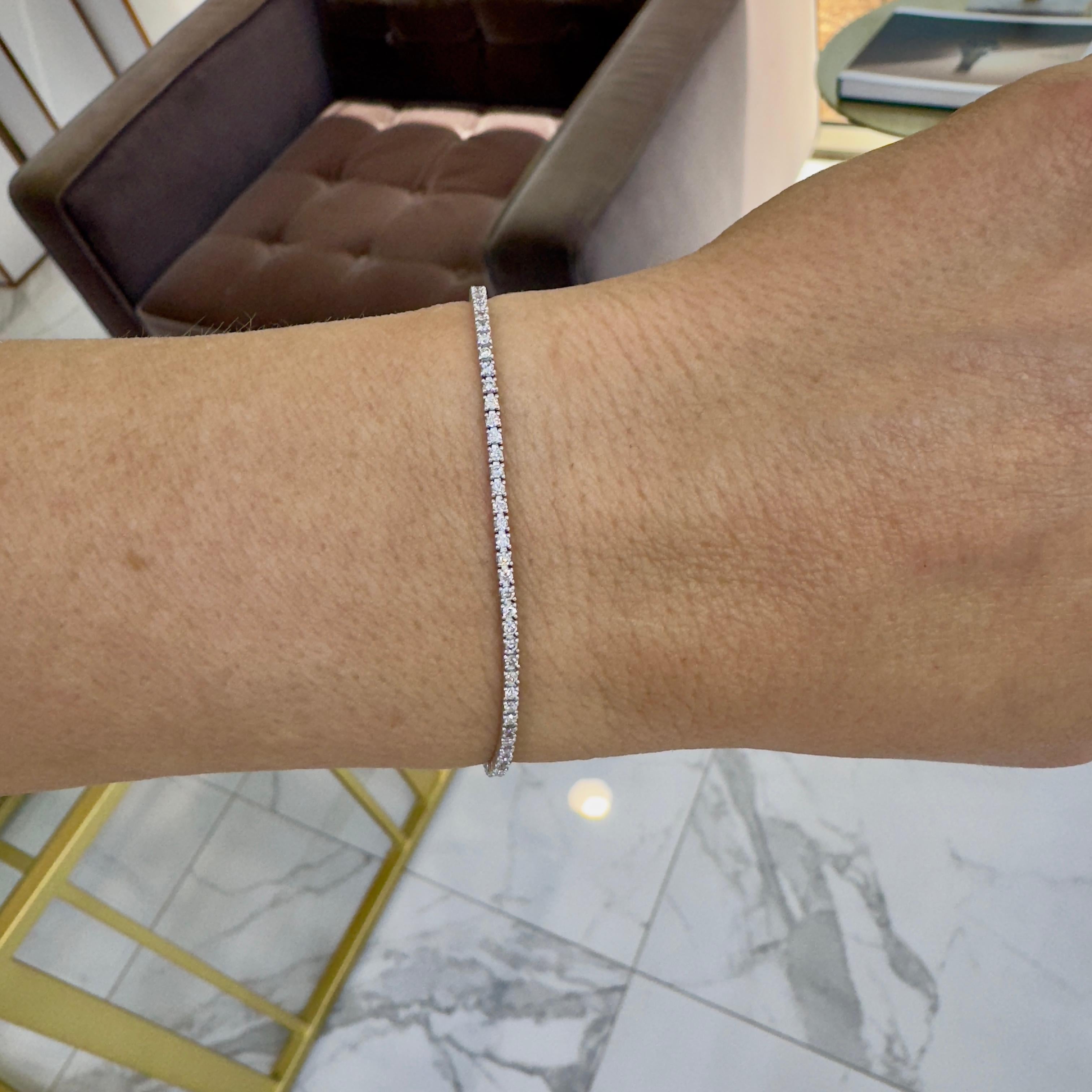 Petit or blanc 14 carats de 1,13 carat Bracelet tennis en diamants Pour femmes en vente