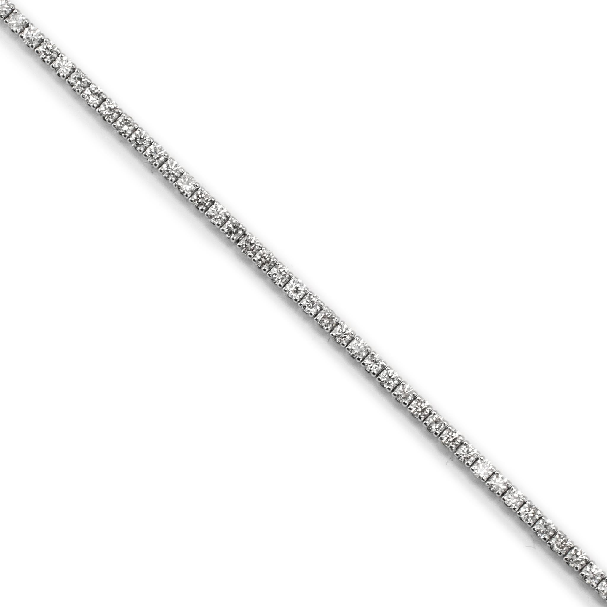 Genre : Femmes

Type de métal : Or blanc 14K

Longueur : 7.00 pouces

Poids : 5.70 grammes

Bracelet de tennis pour dames en or blanc rhodié 14K et diamants. Gravé avec 