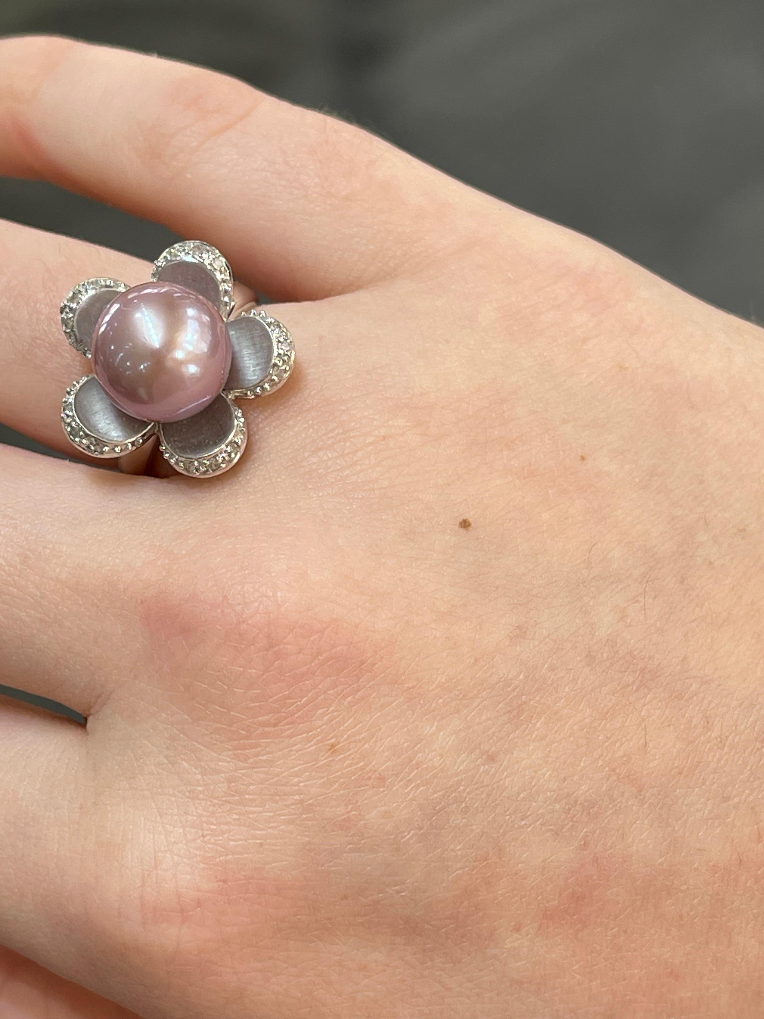 14K White Gold Pink Cultured Pearl and Diamond Flower Ring In Excellent Condition For Sale In Stuart, FL