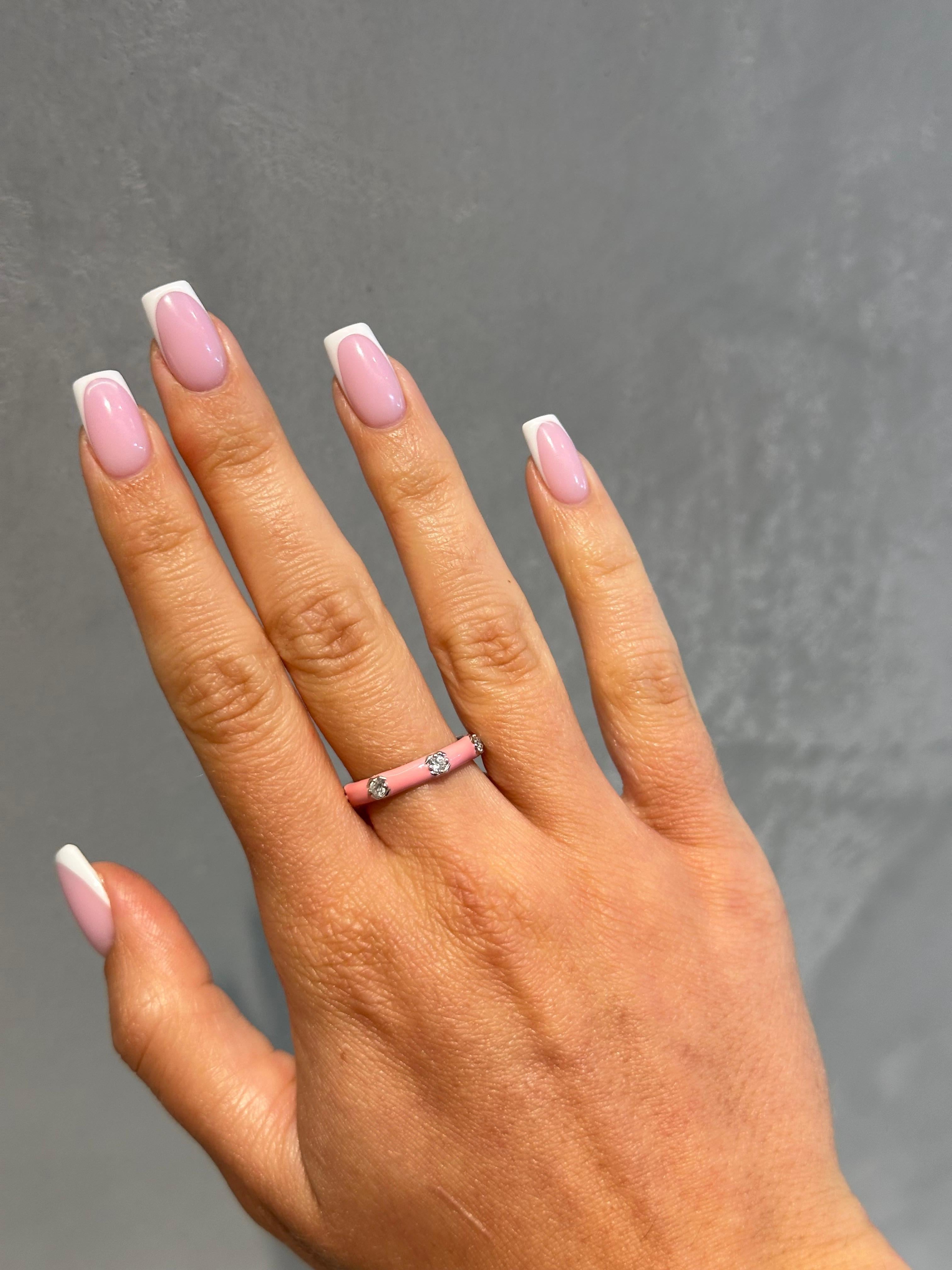 Añade un toque juguetón a tu colección de joyas con este anillo de esmalte color oro blanco de 14 quilates. Con 0,40 quilates de diamantes naturales, combina sin esfuerzo elegancia y diversión. Los diamantes brillan intensamente, mientras que el