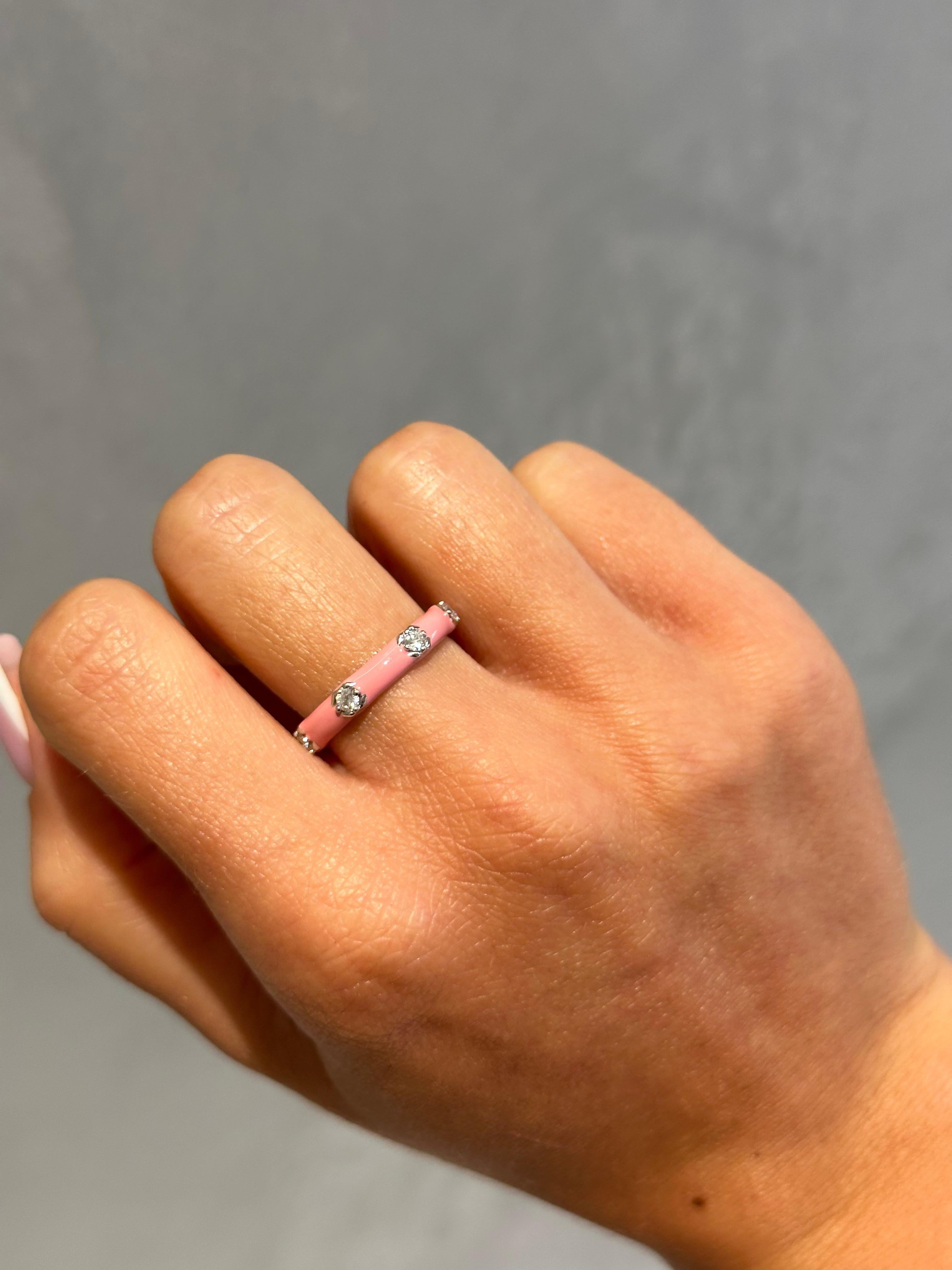 Anillo de oro blanco de 14 quilates con esmalte rosa y diamantes Corte redondo en venta