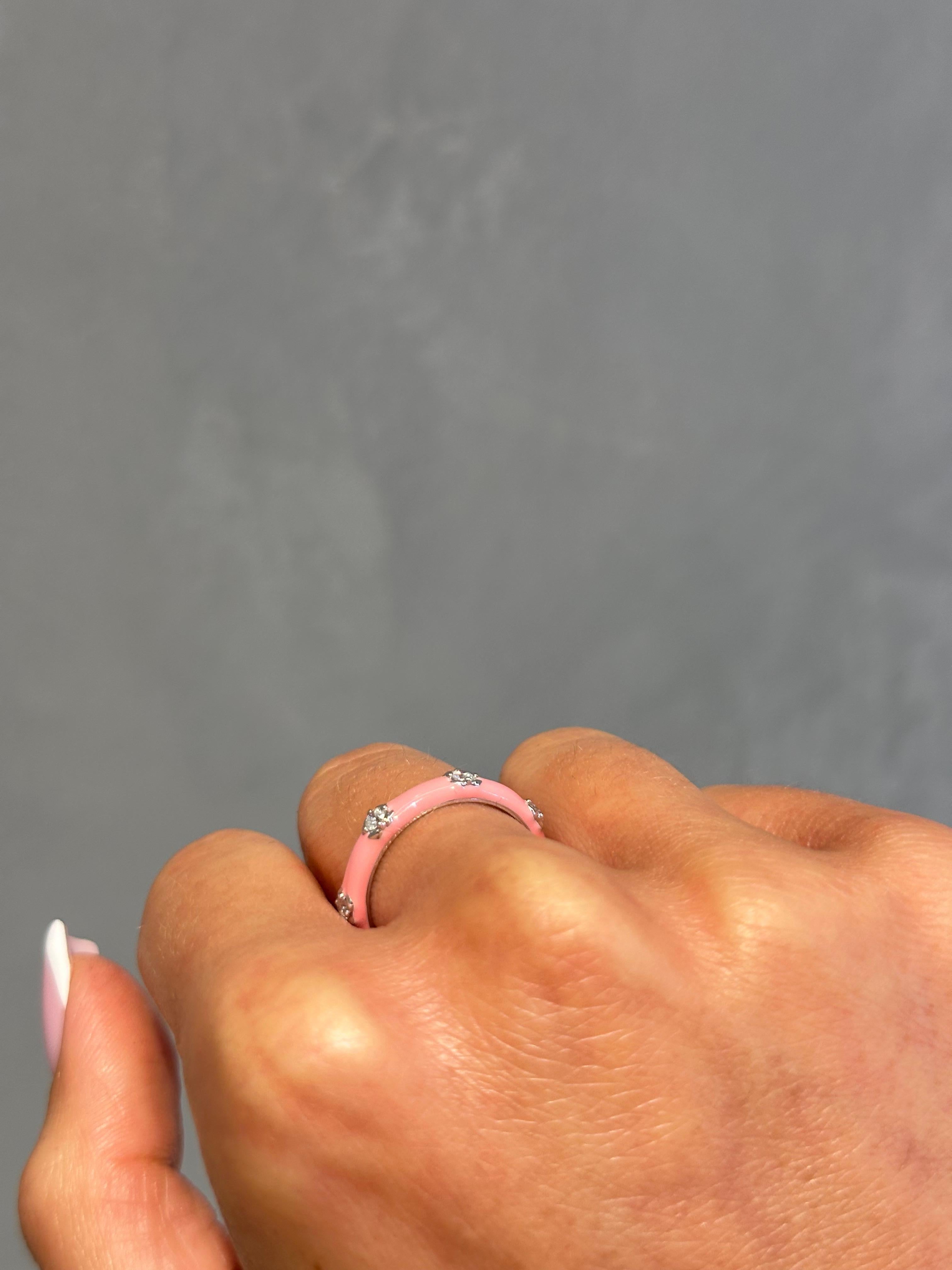 Anillo de oro blanco de 14 quilates con esmalte rosa y diamantes en Nuevo estado para la venta en New York, NY