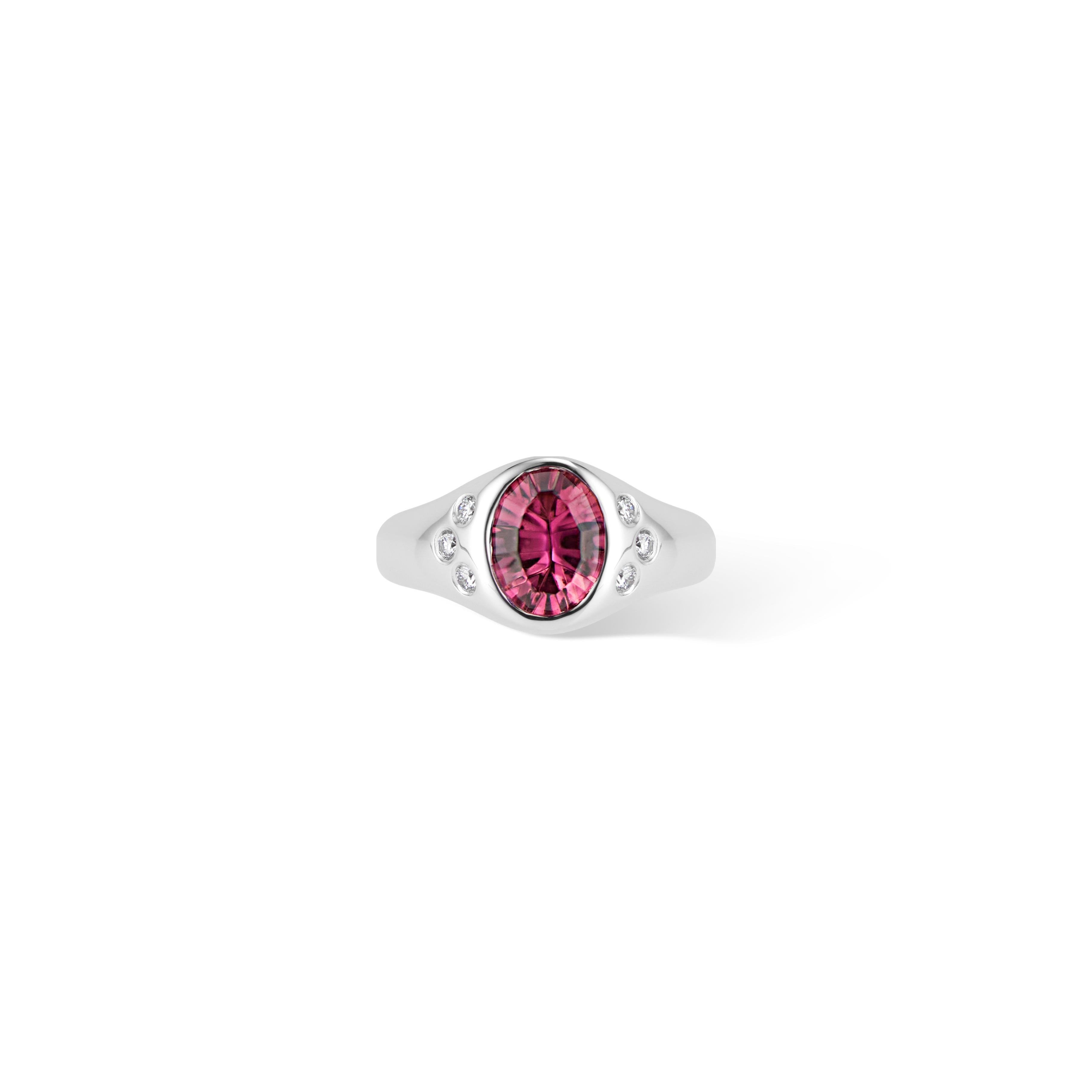 Dieser atemberaubende Ring aus Weißgold mit rosa Turmalin und Diamanten ist ein modernes Update des klassischen Siegelrings für den kleinen Finger. 

Mit einem wunderschönen ovalen Turmalin in rosa Farbe und 6 funkelnden weißen Diamanten:: die alle