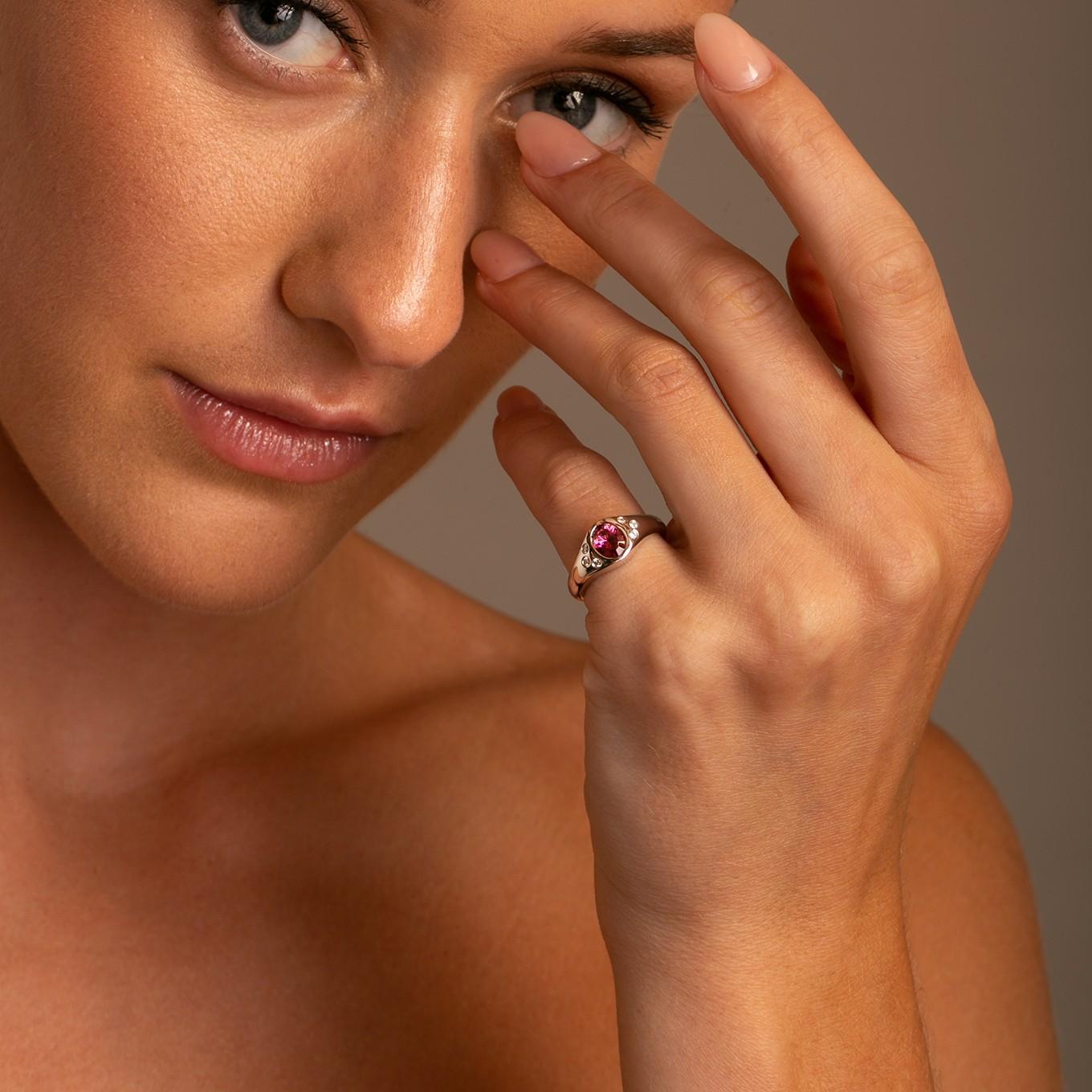 Questo splendido anello in oro bianco con tormalina rosa e diamanti è un aggiornamento moderno del classico anello da mignolo con sigillo.

Con una bellissima tormalina ovale dalla tonalità rosa e 6 scintillanti diamanti bianchi incastonati in una