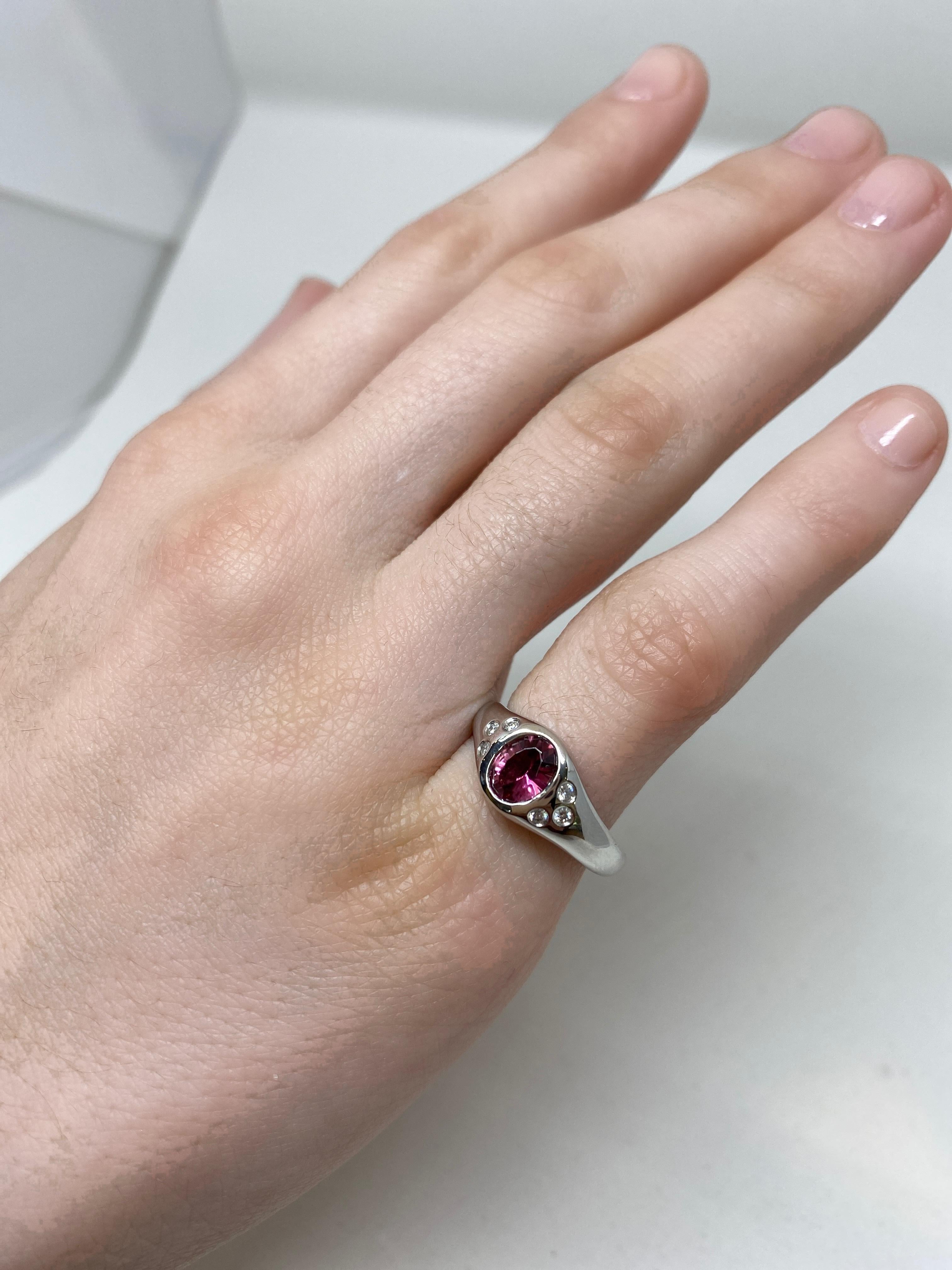 14k Weißgold Rosa Turmalin und Diamant Pinky Signet Ring 1