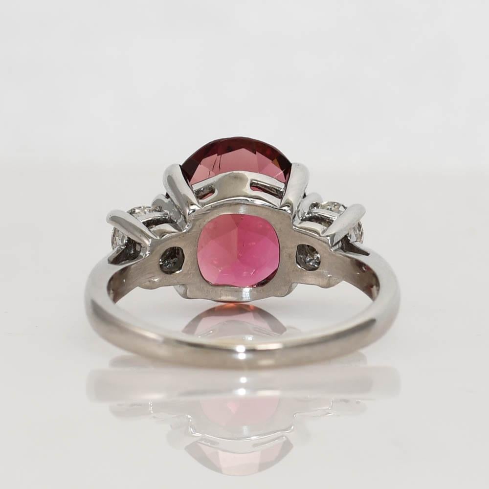 Anello con tormalina e diamanti su misura con montatura in oro bianco 14k.
Timbrato 14k e pesa 4,9 grammi.
La tormalina di forma ovale pesa 4,34 carati.
Ha un colore rosso-rosato.
I due diamanti laterali sono tagli tondi brillanti, 0,60 carati