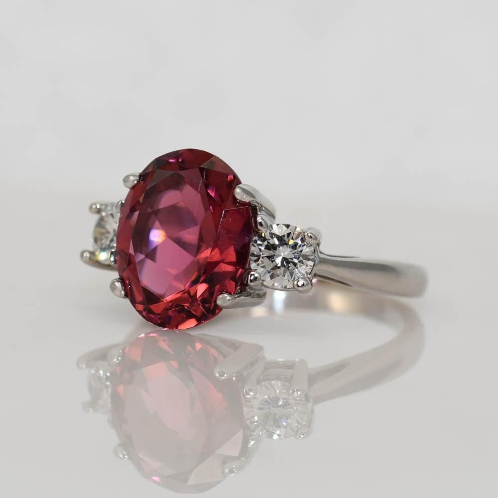 Taglio ovale Anello con tormalina rosa e diamanti in oro bianco 14K 4,9g in vendita