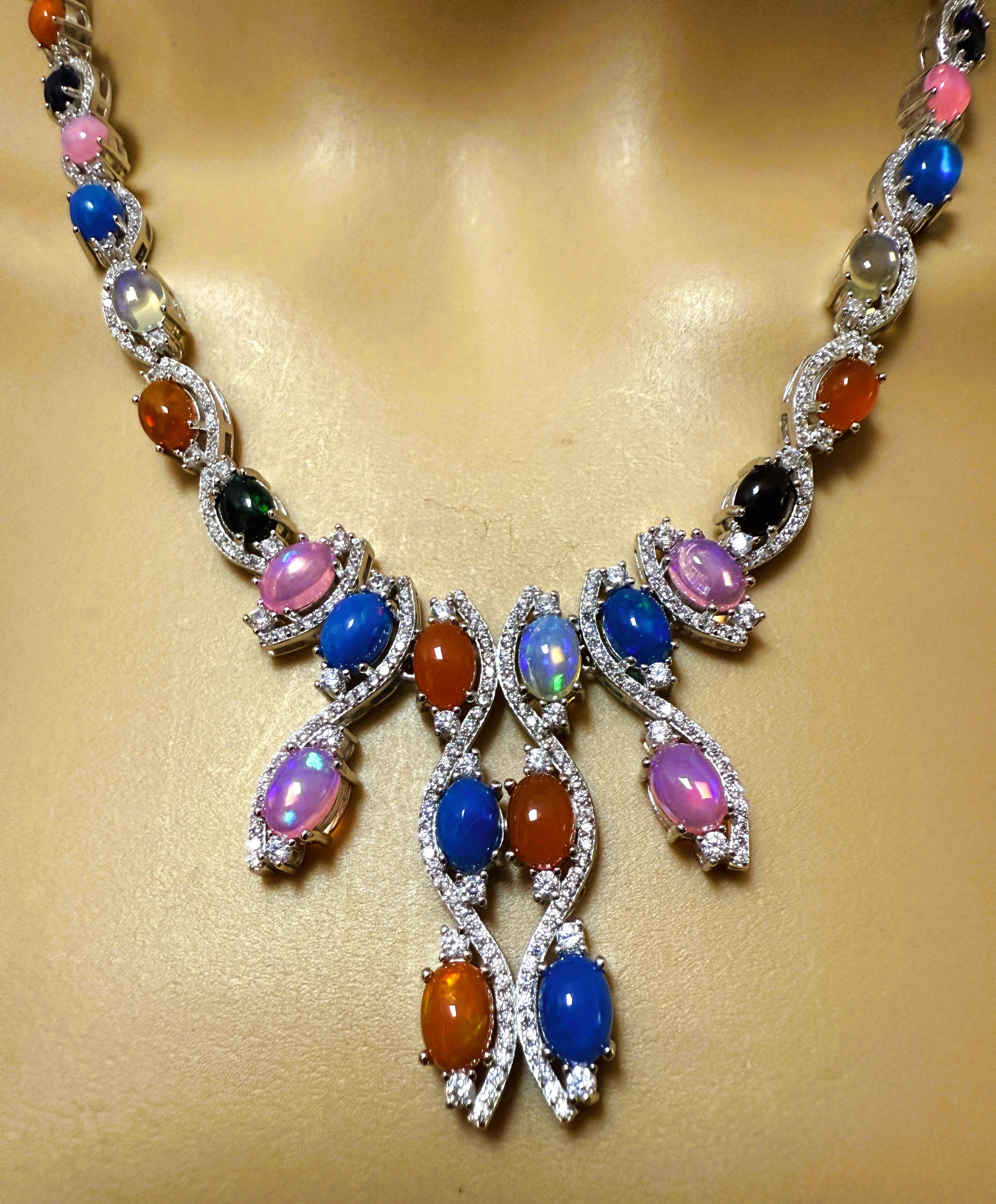 Collar de Oro Blanco de 14k bañado en Oro de Ley 31,92 Quilates Ópalo y Zafiro talla Diamante Cabujón en venta