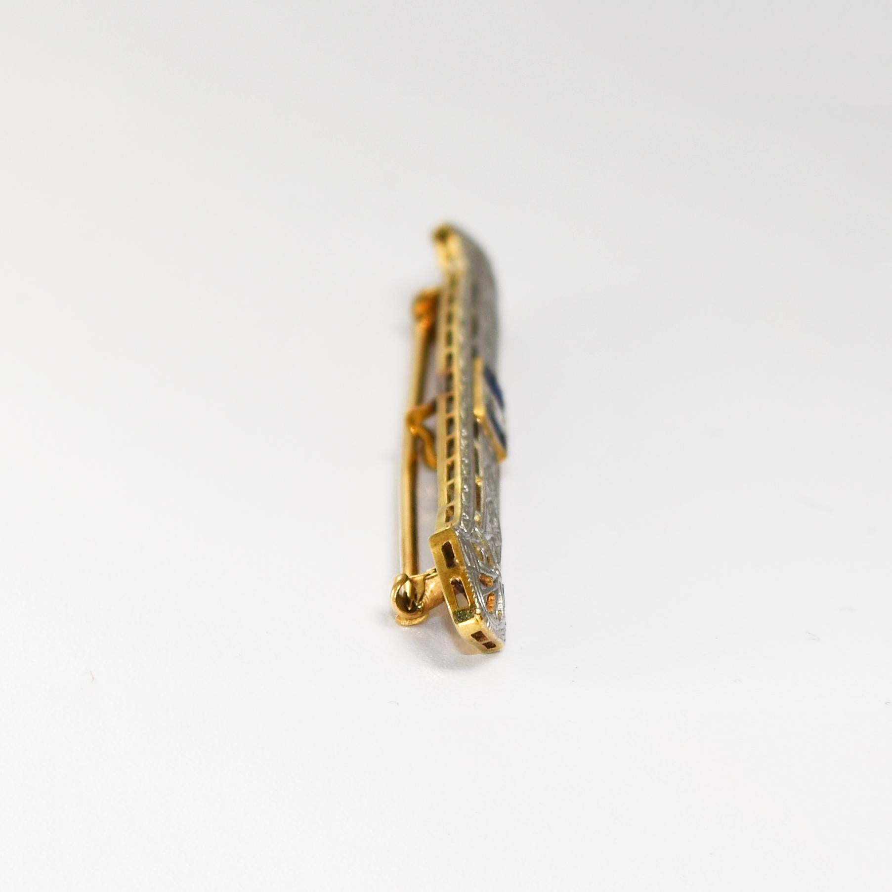 Broche antiguo de platino y oro amarillo de 14k con diamante y espinela azul.
La parte superior del broche tiene un 88% de platino y la inferior, un 58% de oro, según un analizador de metales XRF.
El peso bruto es de 5,8 gramos. En el centro hay un