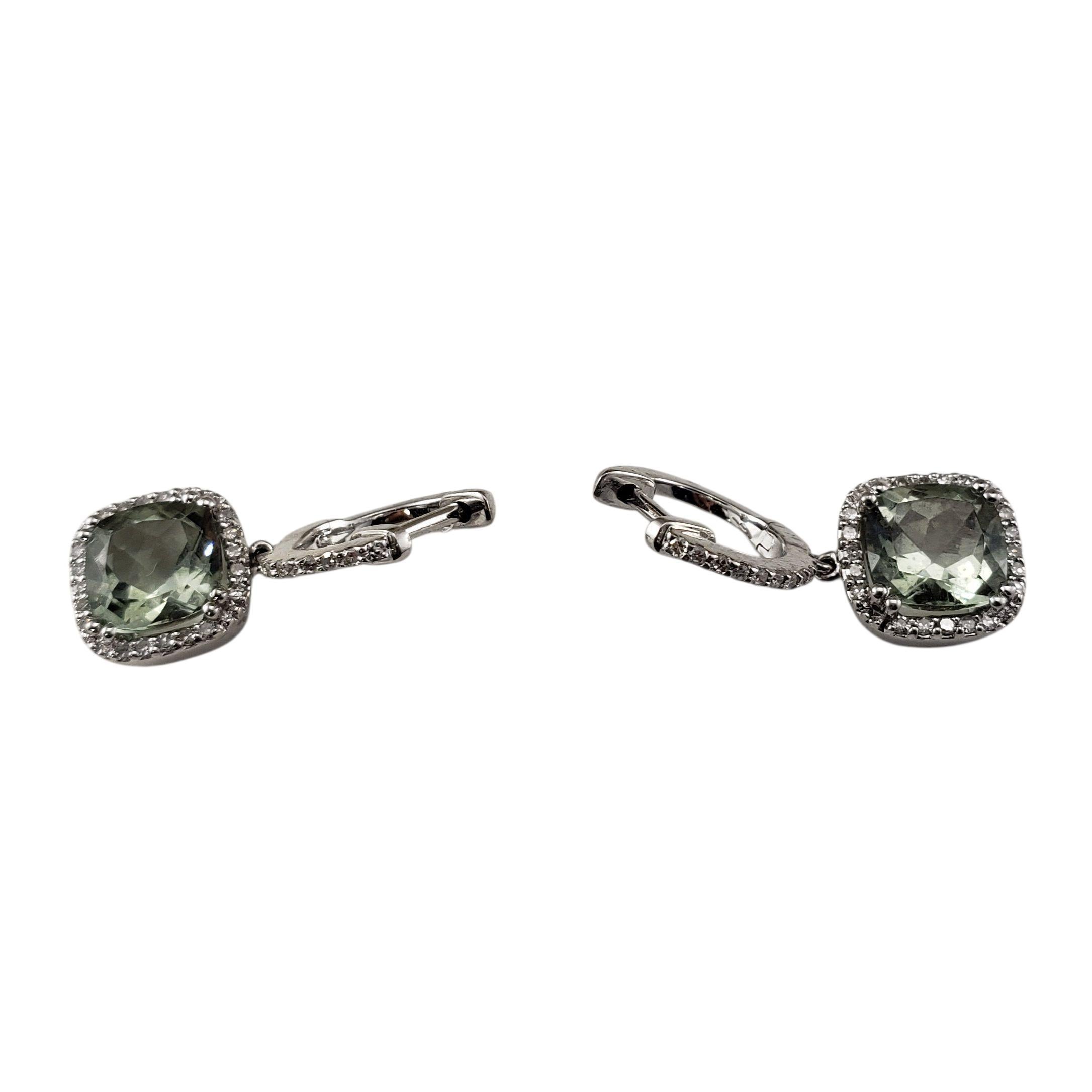 Orecchini a cerchio in oro bianco 14K con prasiolite e diamanti.

Questi splendidi orecchini in oro bianco 14K sono caratterizzati da scintillanti cerchi con diamanti incastonati e pietre di prasiolite a taglio cuscino incorniciate da aloni di