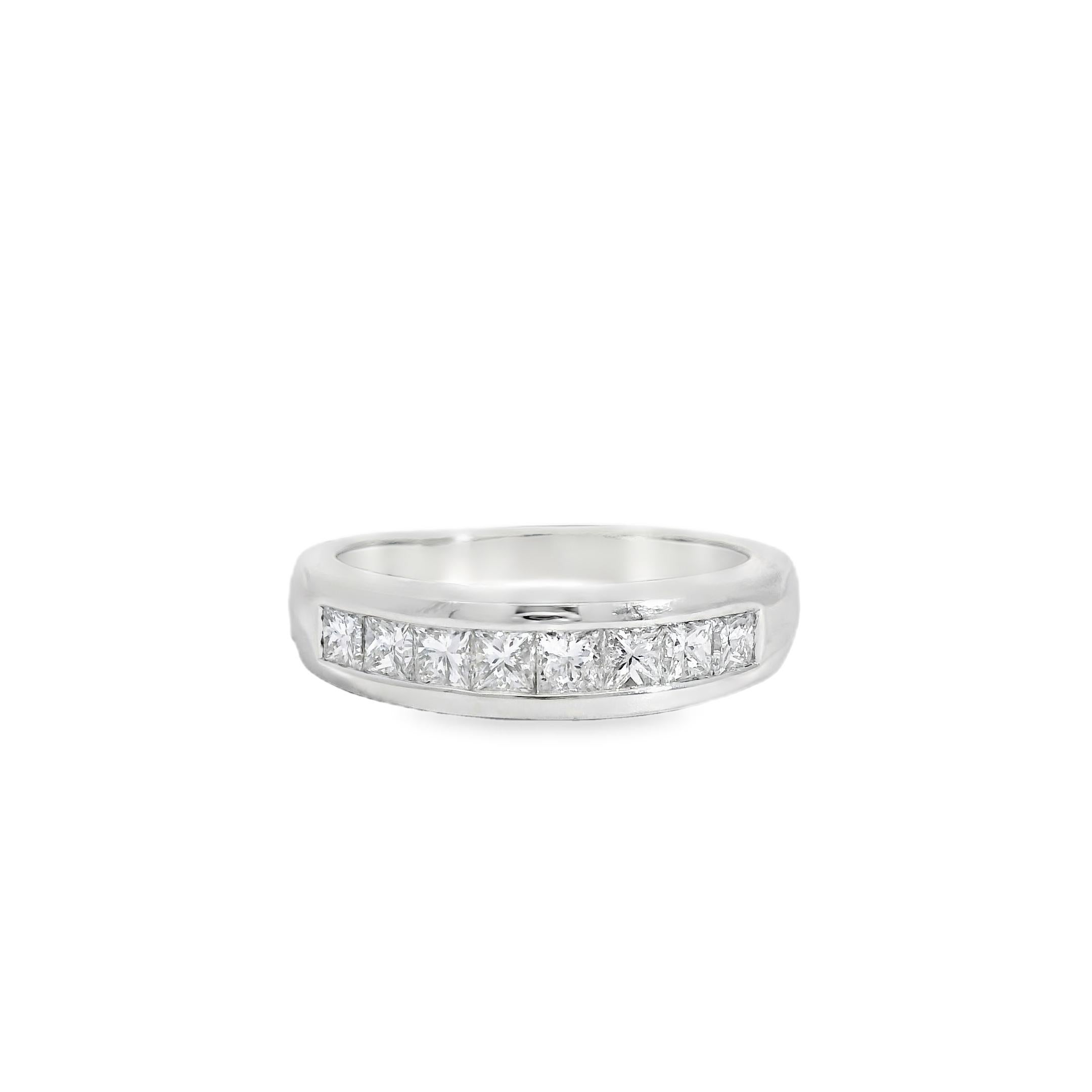 Bague en or blanc 14k sertie de diamants taille princesse en vente