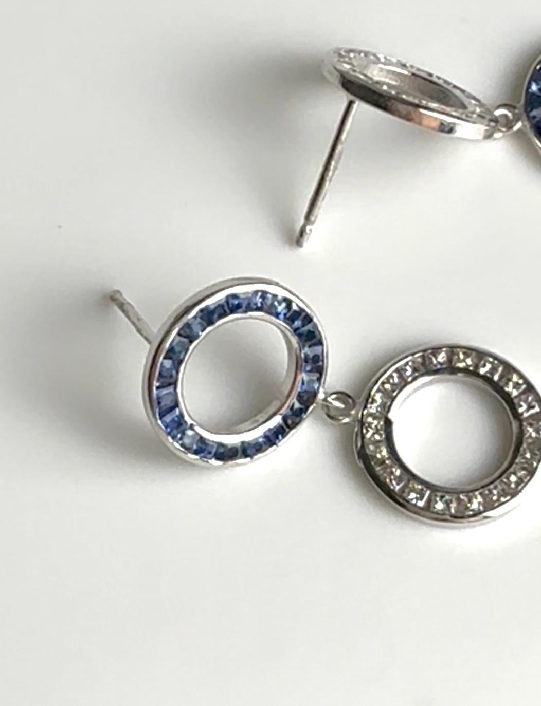 Boucles d'oreilles double cercle en or blanc 14K, diamant taille princesse et saphir Neuf - En vente à New York, NY