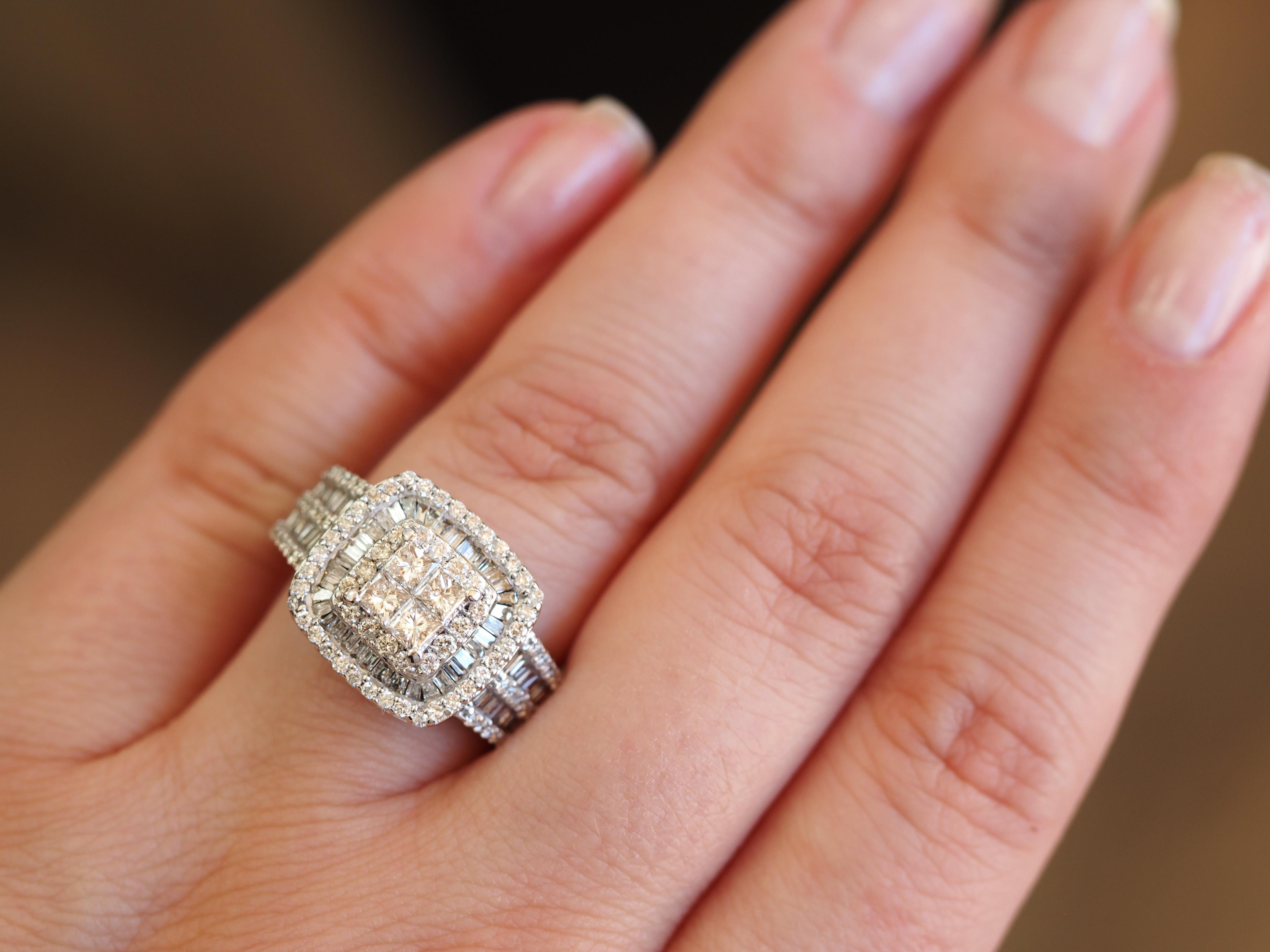 Verlobungsring aus 14 Karat Weißgold mit Diamant-Cluster im Prinzessinnenschliff im Halo-Stil (Zeitgenössisch) im Angebot