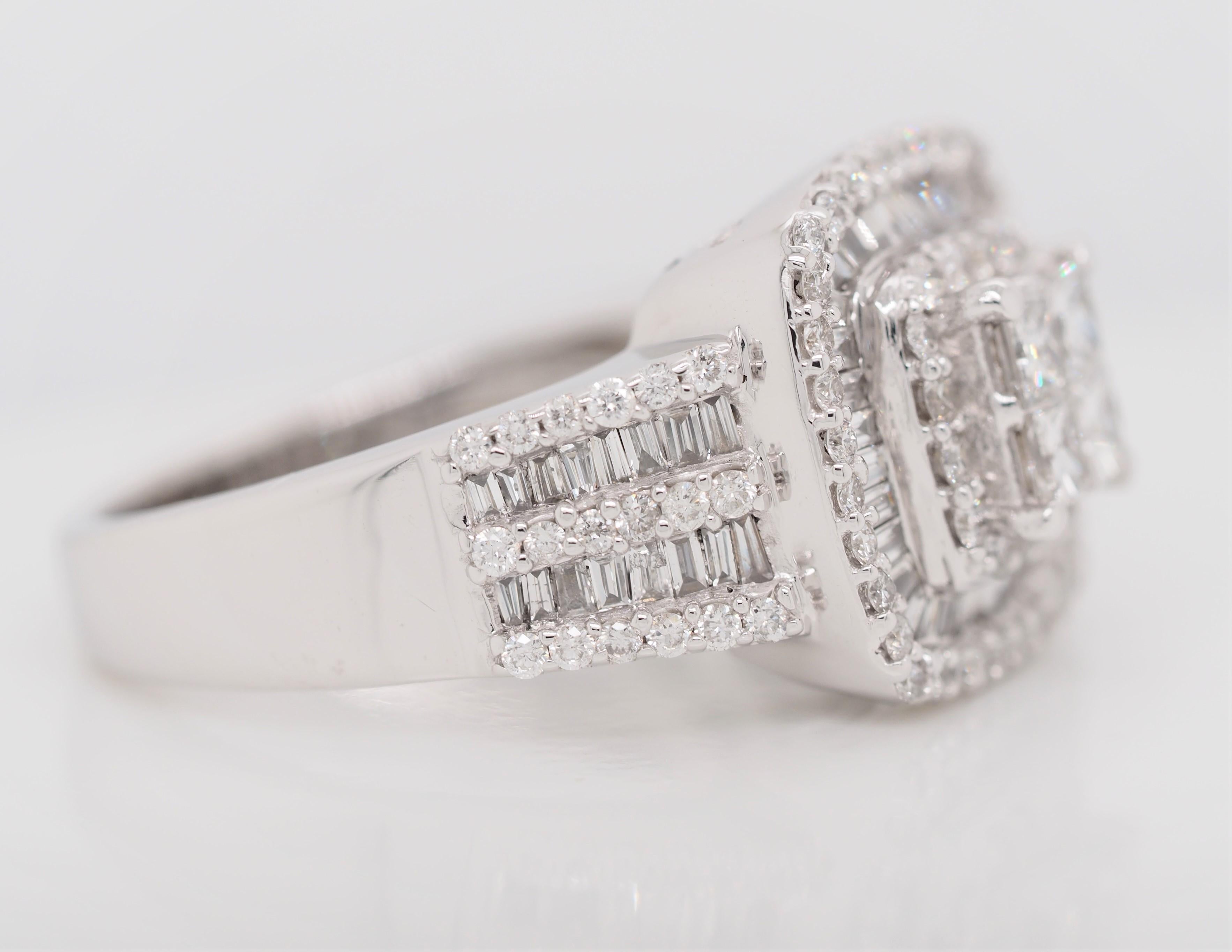 Verlobungsring aus 14 Karat Weißgold mit Diamant-Cluster im Prinzessinnenschliff im Halo-Stil im Zustand „Hervorragend“ im Angebot in Addison, TX