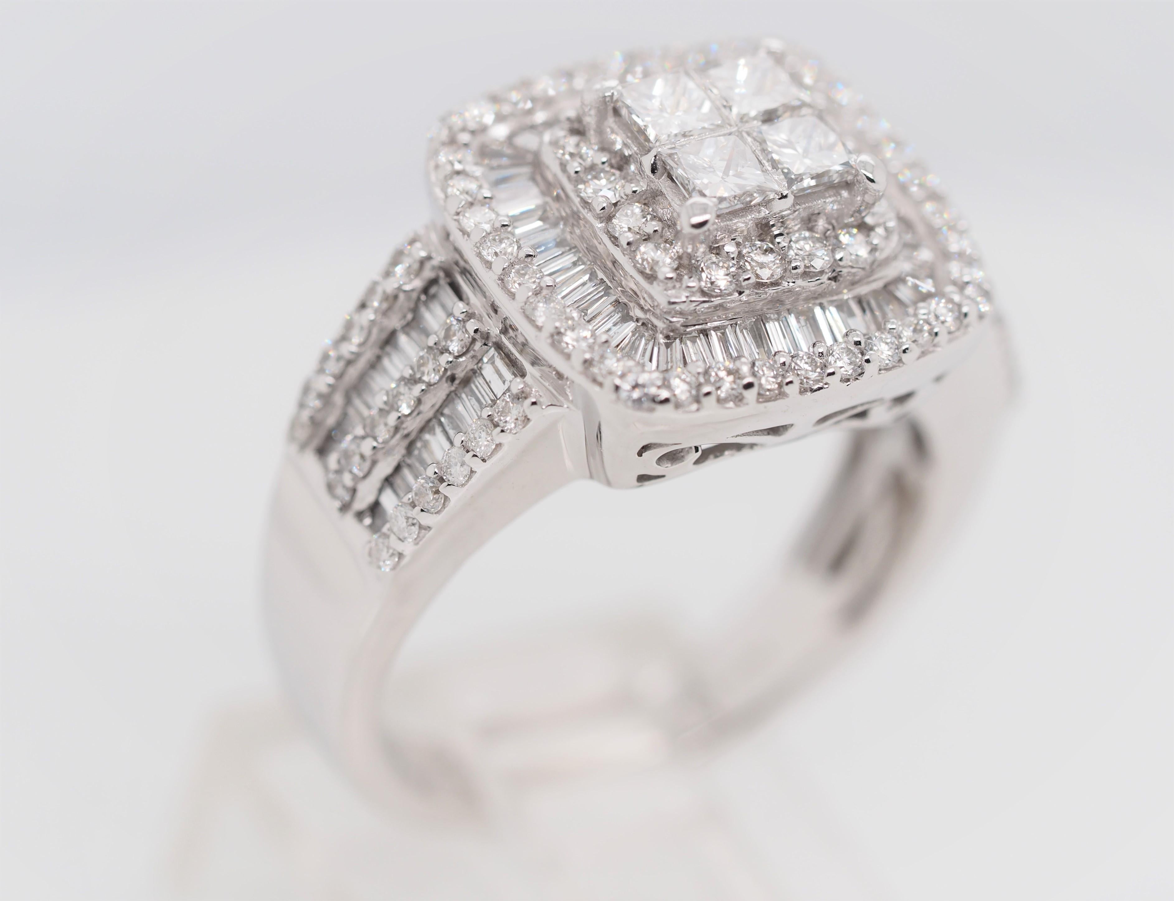 Verlobungsring aus 14 Karat Weißgold mit Diamant-Cluster im Prinzessinnenschliff im Halo-Stil im Angebot 1