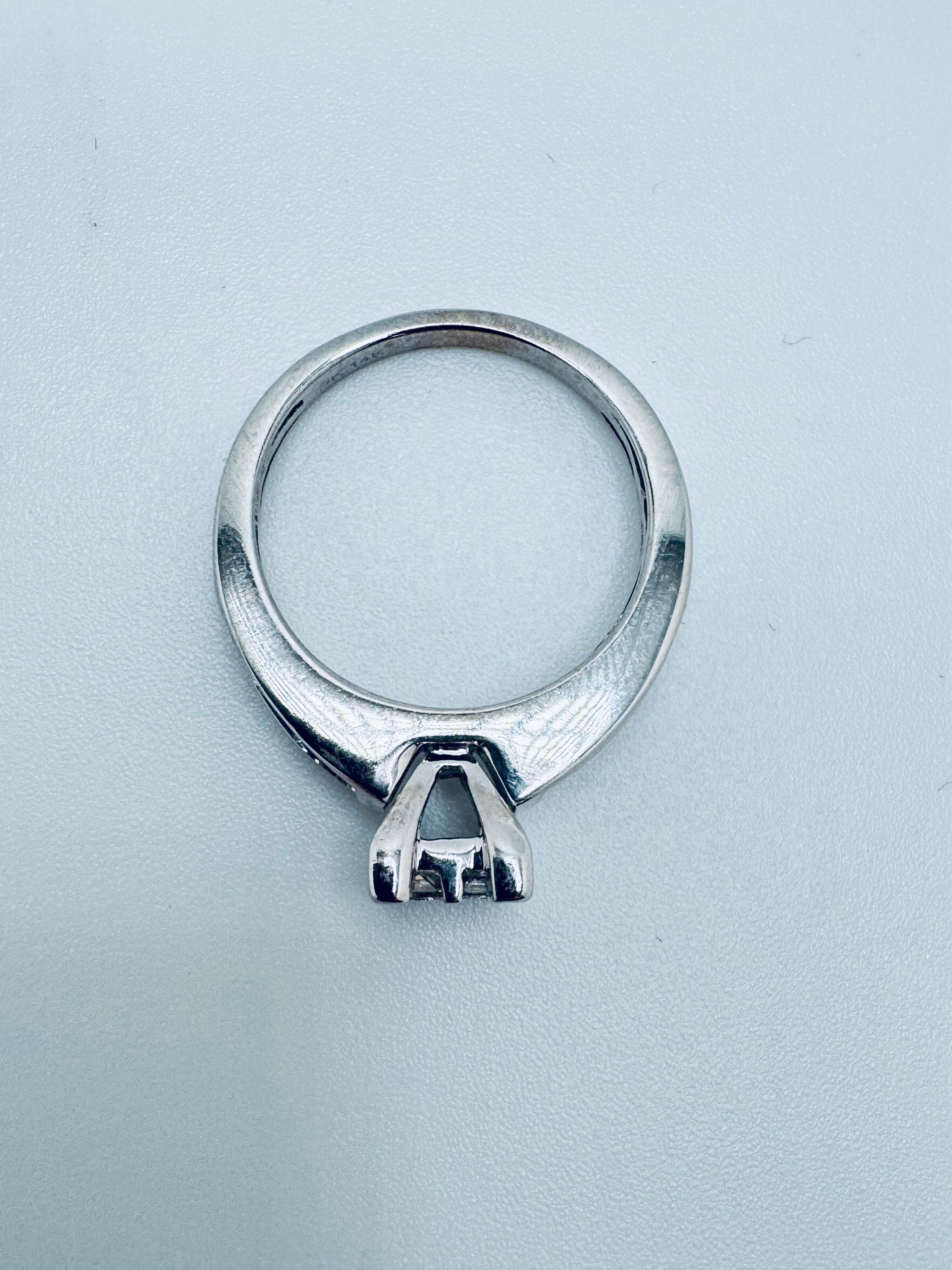 Cette élégante bague de fiançailles à diamant de taille princesse est fabriquée en or blanc 14 carats poli, pesant 3,8 grammes et d'une taille de 7,25 pour un ajustement confortable. En son centre, un diamant carré brillant de taille princesse