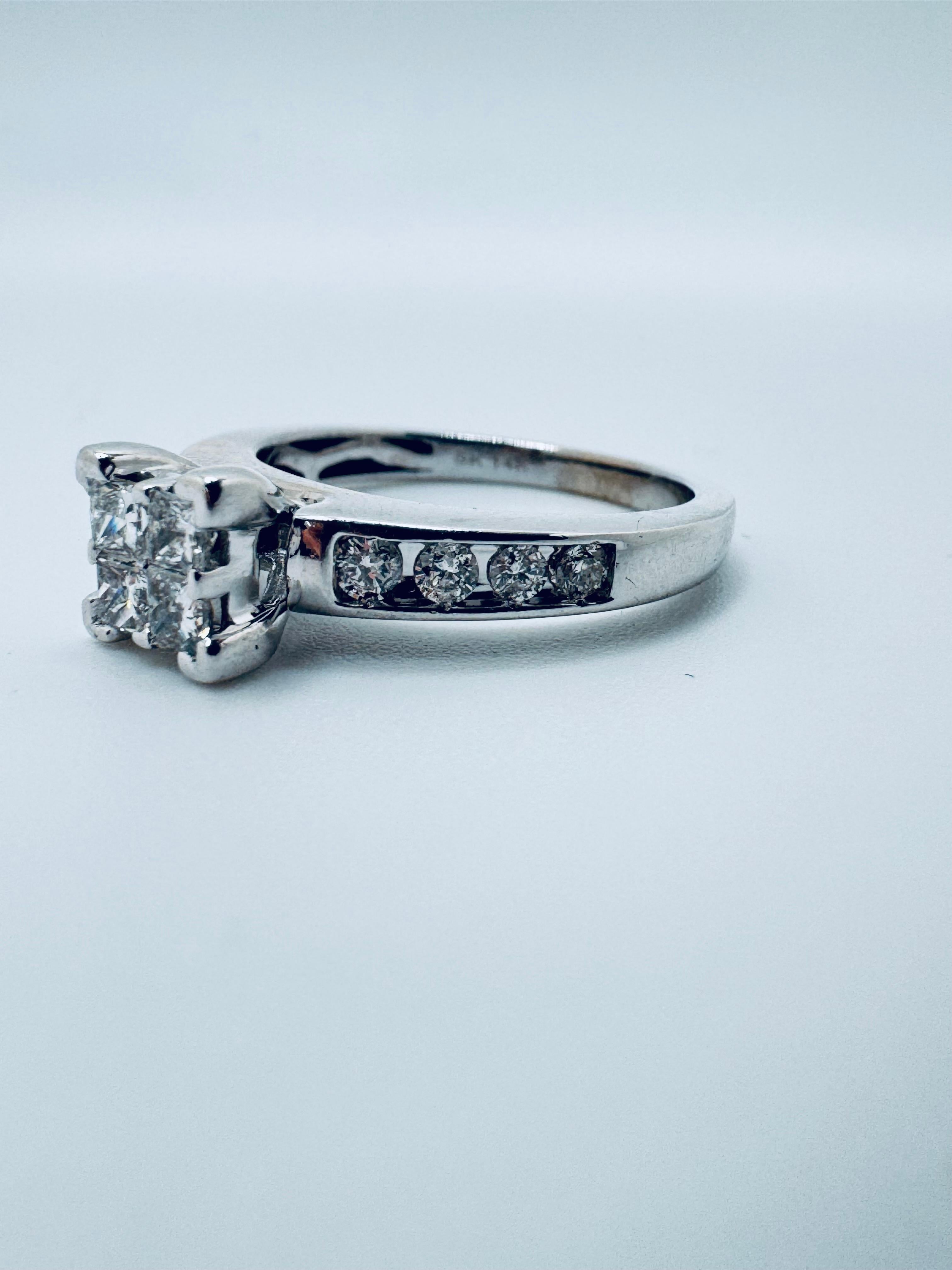 Contemporain Bague de fiançailles en or blanc 14K avec diamant taille princesse en vente