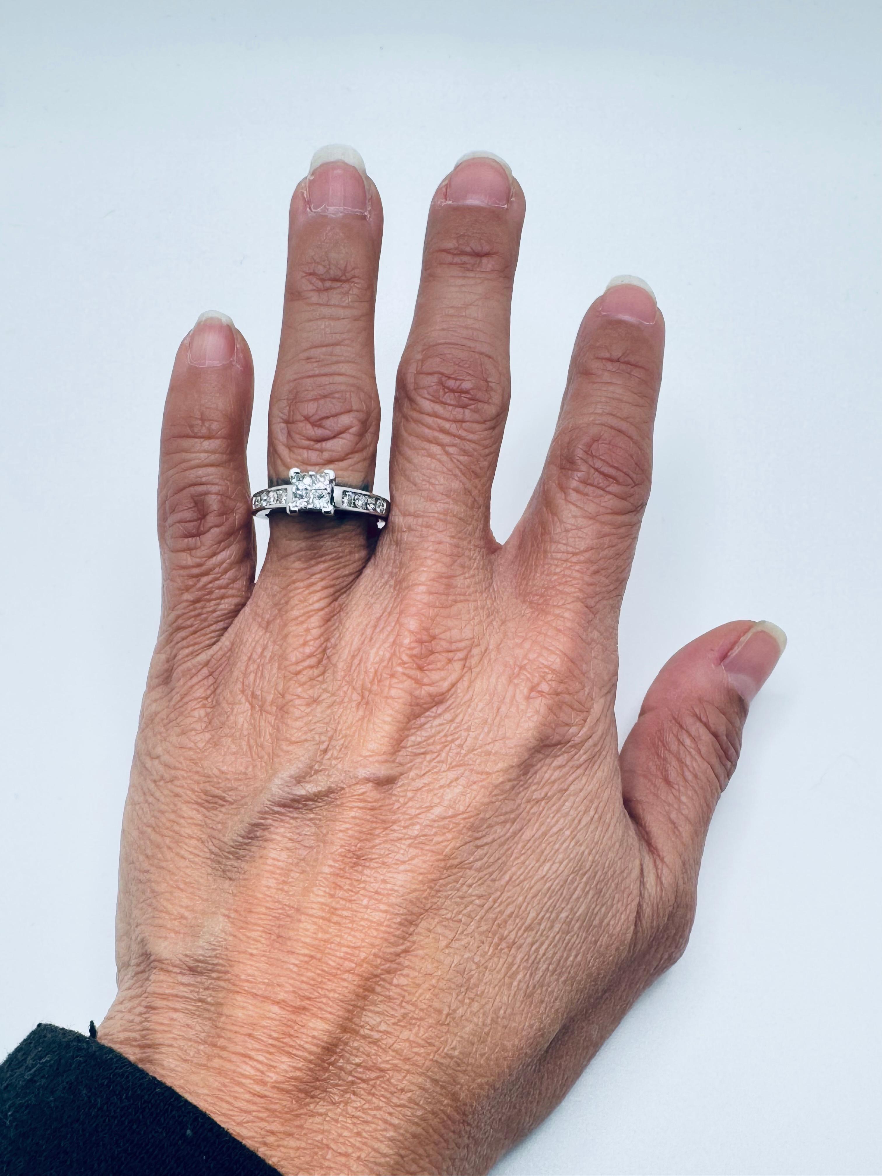 Bague de fiançailles en or blanc 14K avec diamant taille princesse en vente 2