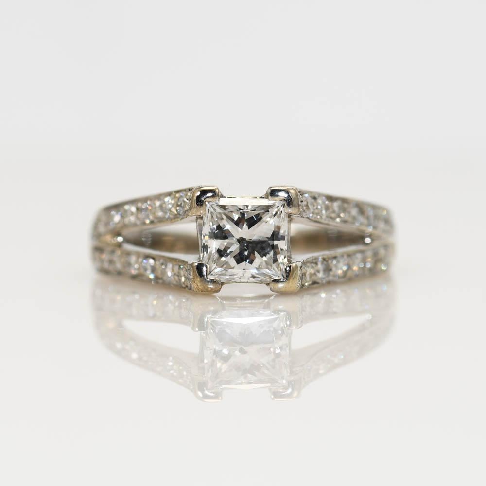 Diamant-Verlobungsring aus 14 Karat Weißgold.
Gestempelt 14k und wiegt 3,9 Gramm Bruttogewicht.
Der zentrale Diamant ist ein Prinzess-Schliff und misst 0,88 Karat mit einem Leveridge-Maß, Farbe G bis H, Reinheit i1.
Die seitlichen Diamanten sind