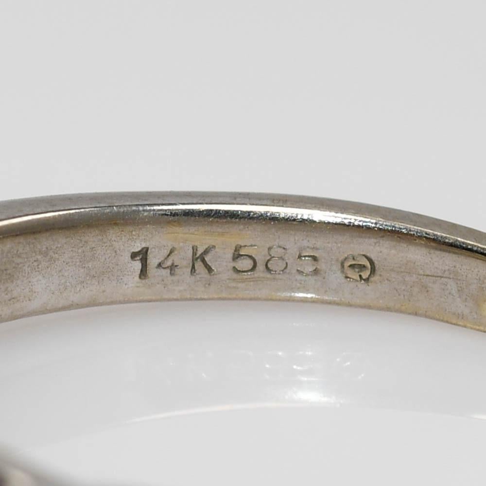 Der Mittelstein ist ein .40ct Princess-Schliff, H Farbe, Si2 Klarheit.
Bewertet von GLS und graviert auf dem Gürtel. 389196
Der Mittelstein ist von zwei Diamanten im Baguetteschliff umgeben. .09tdw
Aus 14k Weißgold mit einem Gewicht von 3,4g
Größe