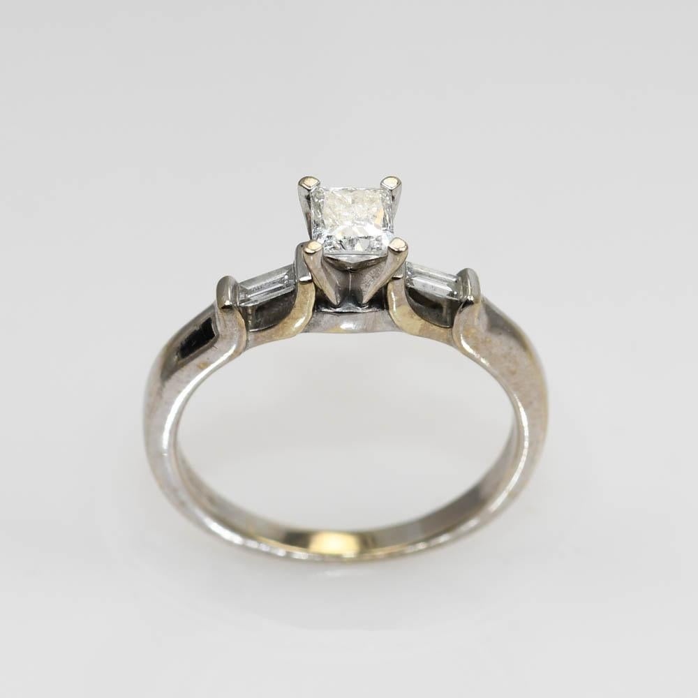 14 Karat Weißgold Diamantring mit Prinzessinnenschliff (Carréschliff) im Angebot