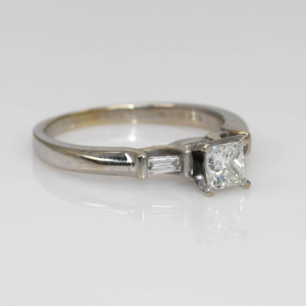 14 Karat Weißgold Diamantring mit Prinzessinnenschliff im Zustand „Hervorragend“ im Angebot in Laguna Beach, CA
