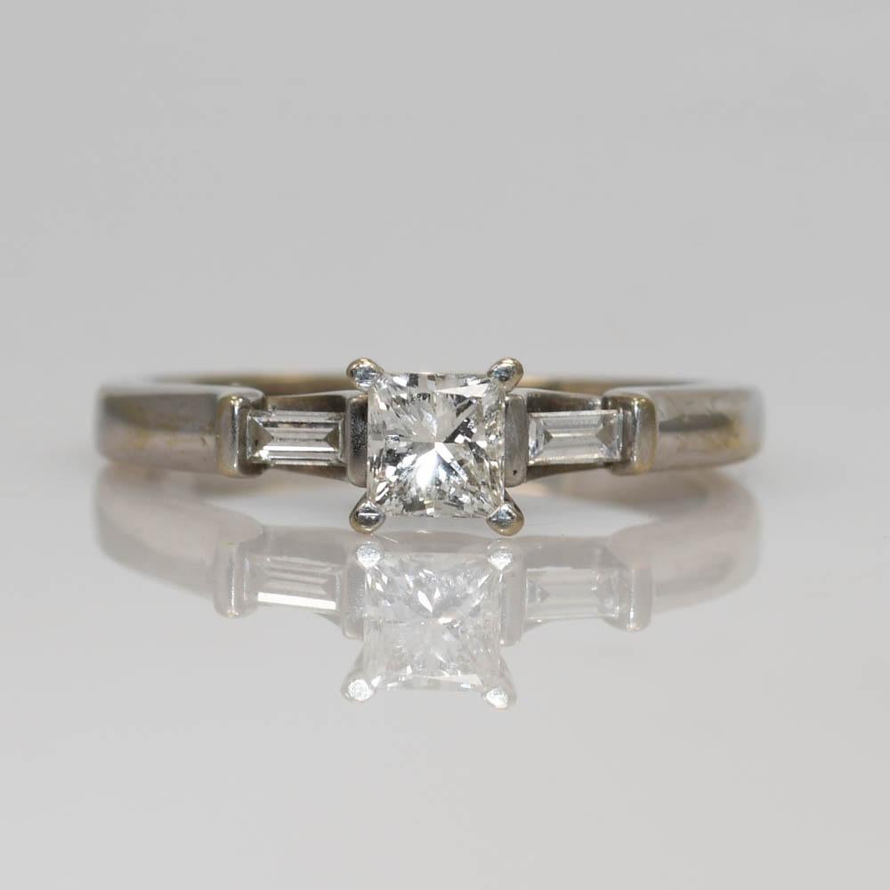 14 Karat Weißgold Diamantring mit Prinzessinnenschliff im Angebot 1