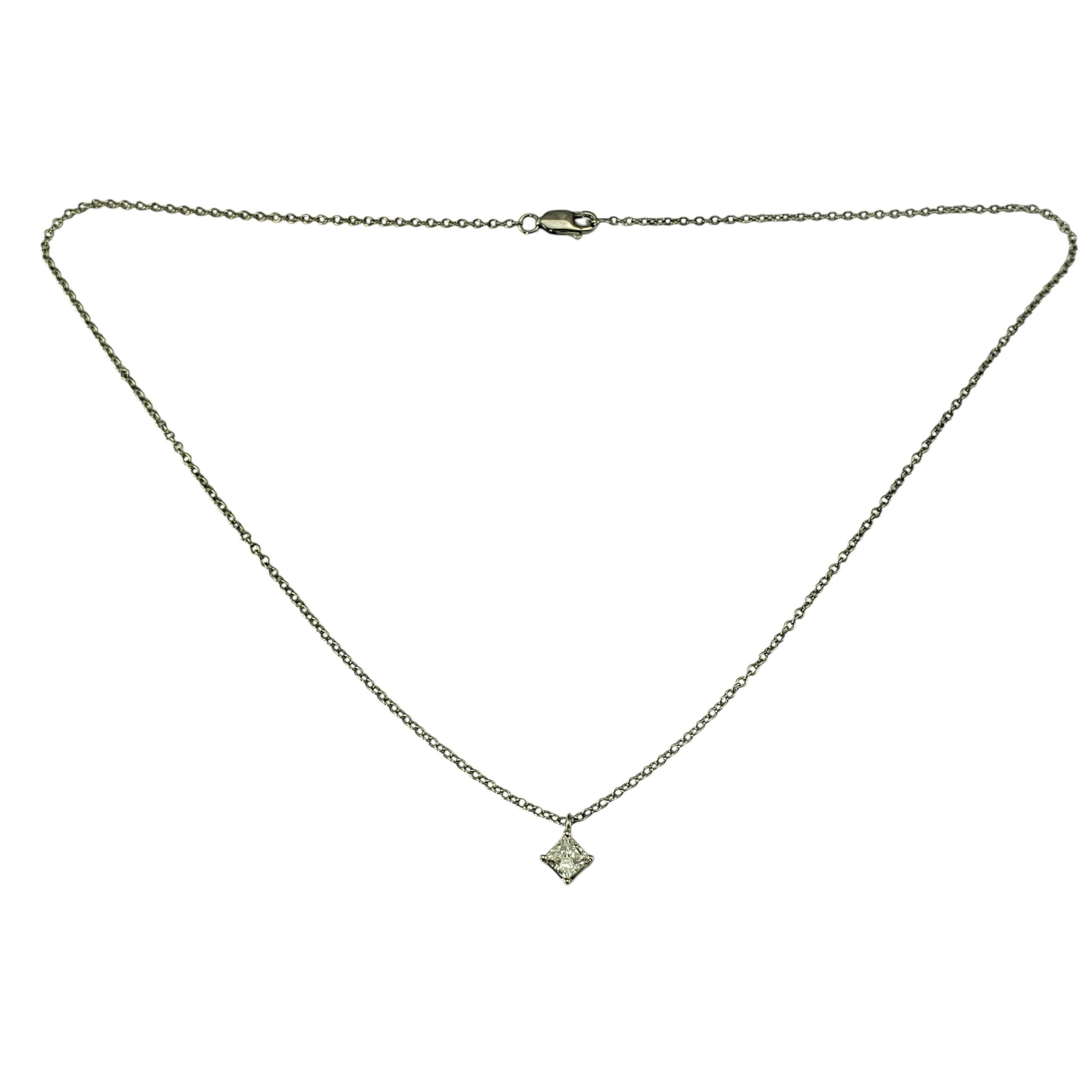 14K Weißgold Prinzessinnenschliff Diamant Solitär Anhänger Halskette

Diese funkelnde Halskette mit einem Diamanten im Prinzessinnenschliff hängt an einer Kabelkette aus 14 Karat Weißgold. Dieses klassische und zeitlose Modell ist sowohl für den