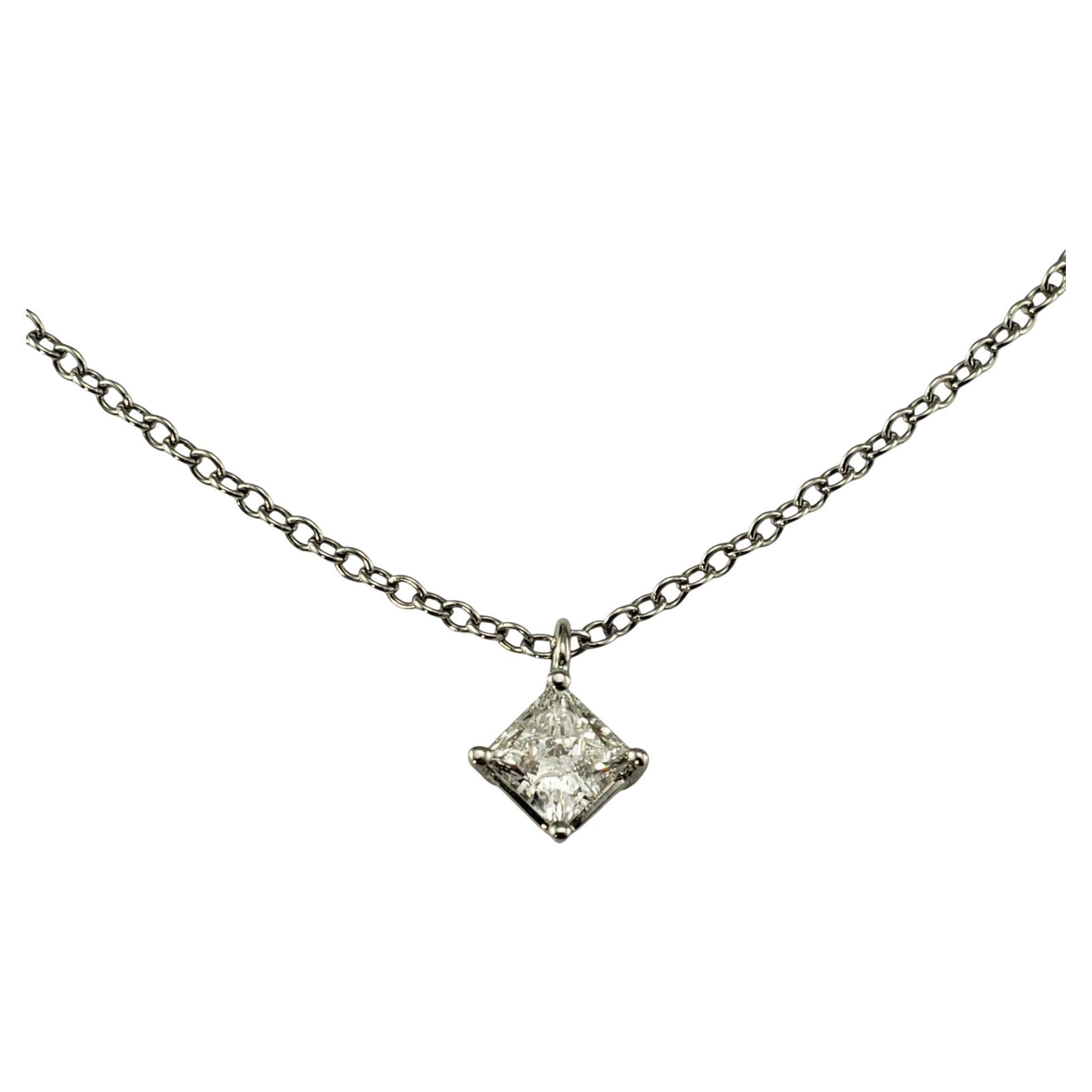 Collana con ciondolo solitario in oro bianco 14K con diamanti taglio Princess #23324