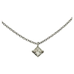 Collana con ciondolo solitario in oro bianco 14K con diamanti taglio Princess #23324