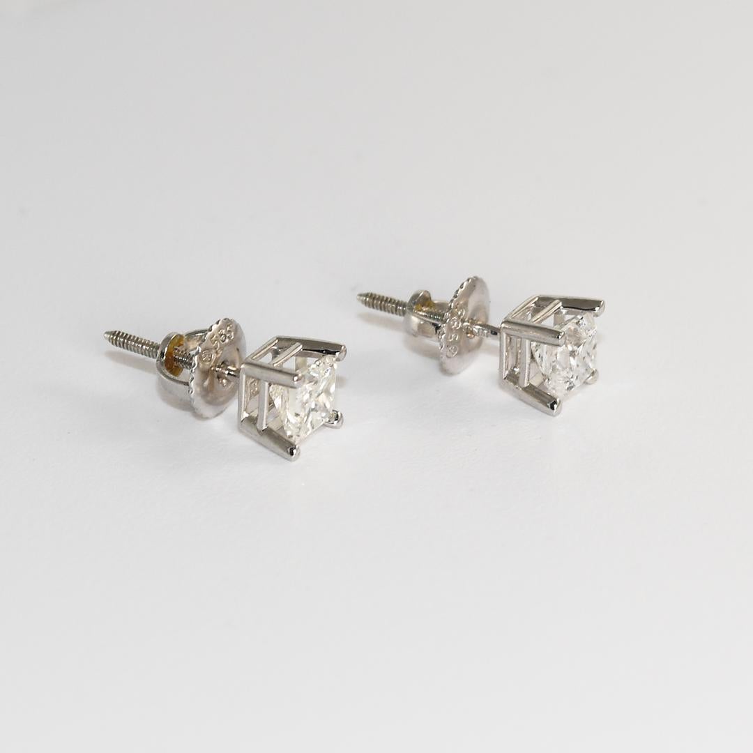 Boucles d'oreilles composées de diamants de taille princesse montés sur or blanc 14k.
Les diamants sont de très bonne taille, de couleur H à I, de pureté si à i1 et d'un poids total de 1,00 carat.
Les dos à friction facilitent la mise en place et