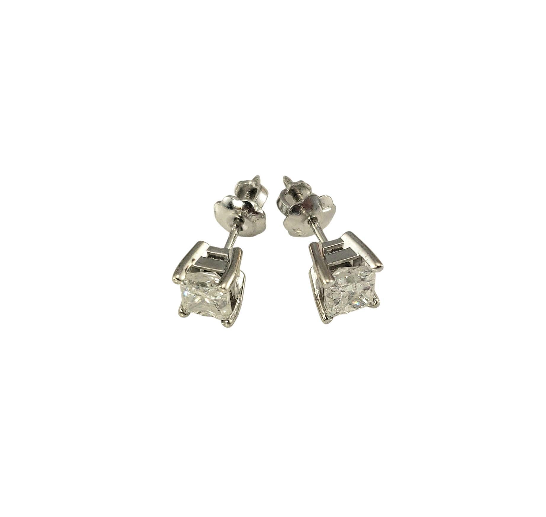 Boucles d'oreilles en or blanc 14K à diamants taillés en princesse

Ces boucles d'oreilles étincelantes comportent chacune un diamant de taille princesse serti dans de l'or blanc 14 carats classique. Un style intemporel qui convient aussi bien à la