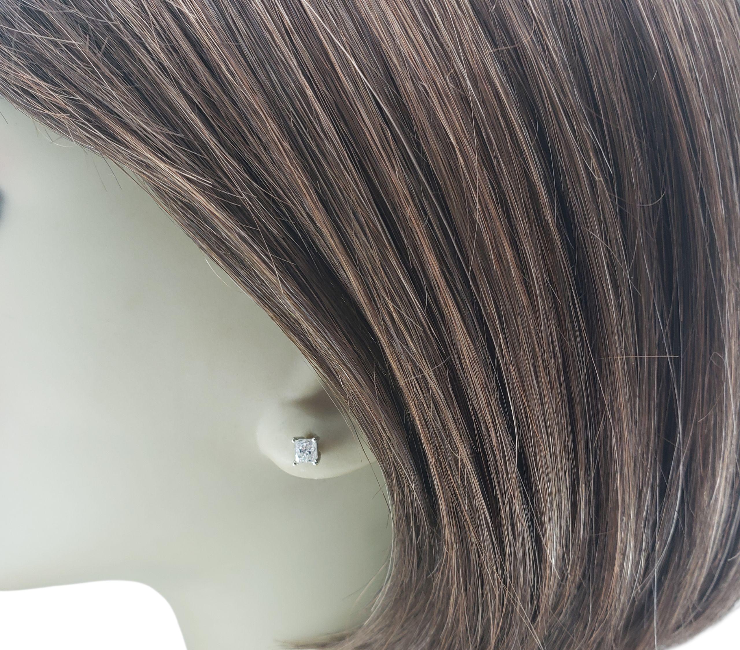 Boucles d'oreilles en or blanc 14K avec diamants taille princesse #23257 en vente 2