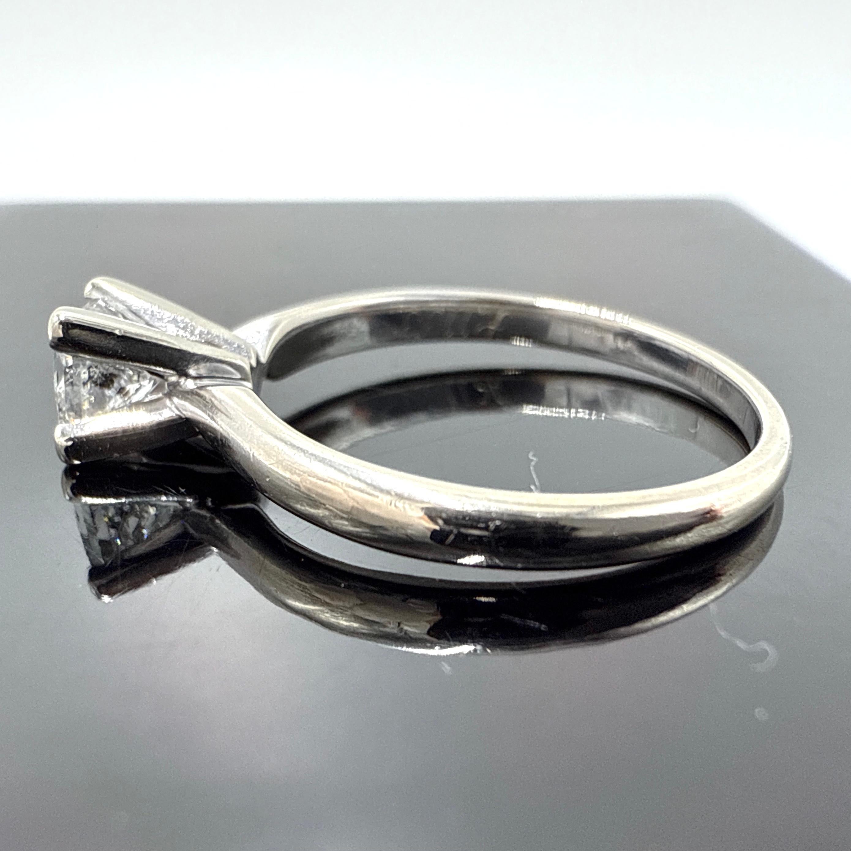 Bague de fiançailles en or blanc 14 carats diamant naturel taille princesse - 0,56 carat Bon état - En vente à Victoria, BC
