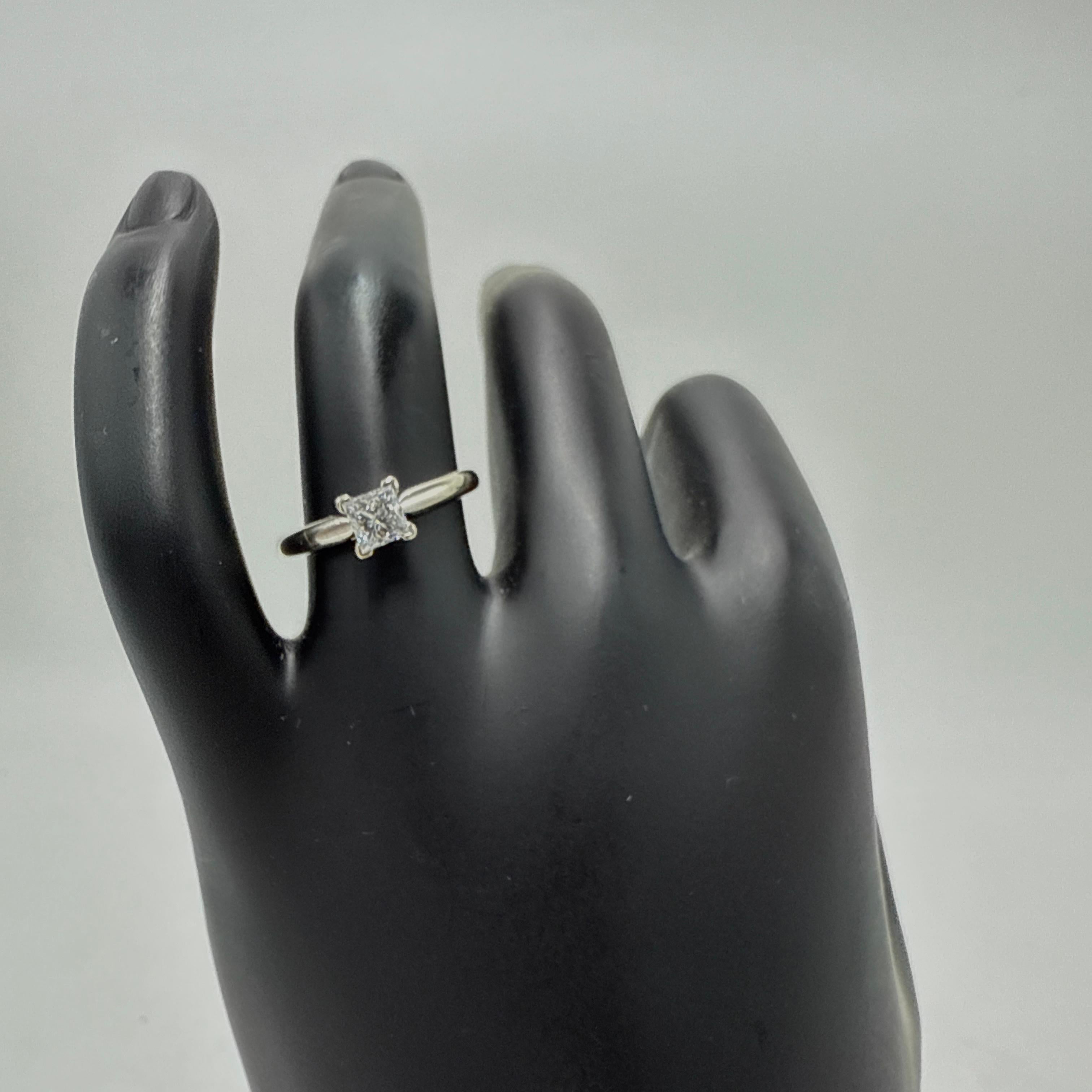 Bague de fiançailles en or blanc 14 carats diamant naturel taille princesse - 0,56 carat en vente 1