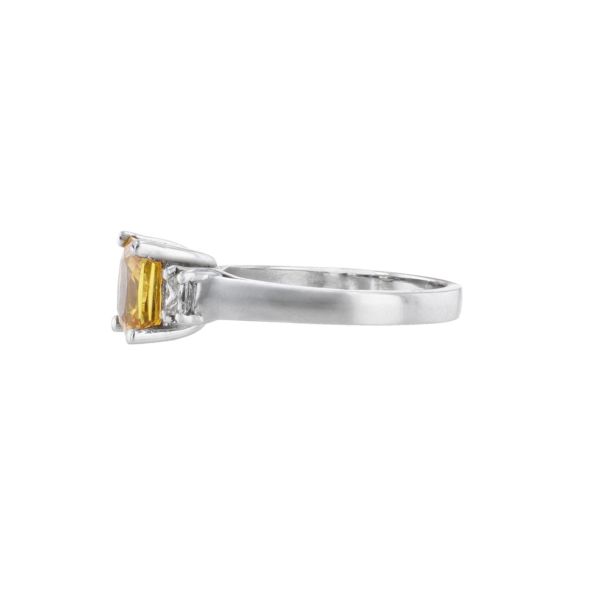 Contemporain Bague en or blanc 14 carats avec saphir jaune taille princesse et diamants en vente