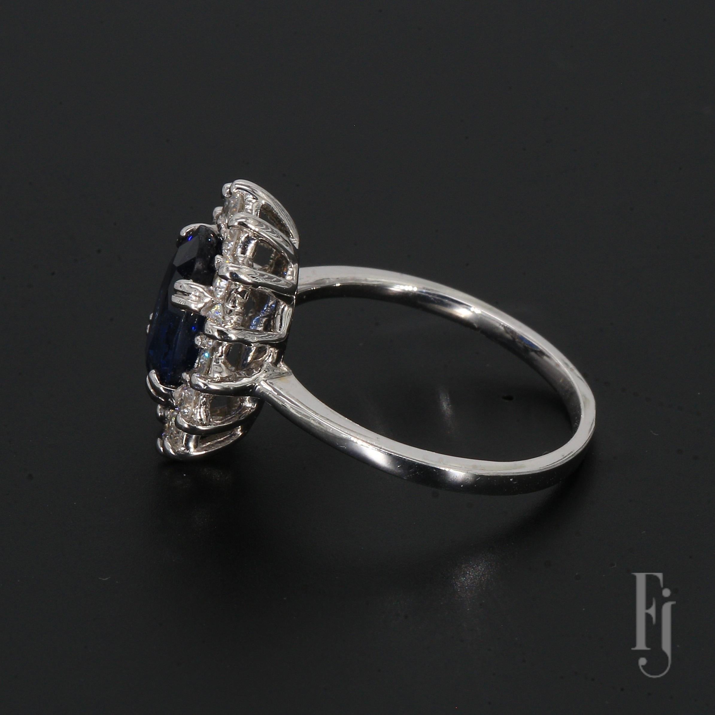 Sie ist ein 14k Weißgold Prinzessin Diana inspiriert Ring mit einem 14 Diamant Halo rund um die 2,2ct Oval Blauer Saphir Mess 9,1x7,1x4,1mm

Ring Größe - 5
Gesamtgewicht - 3,25g