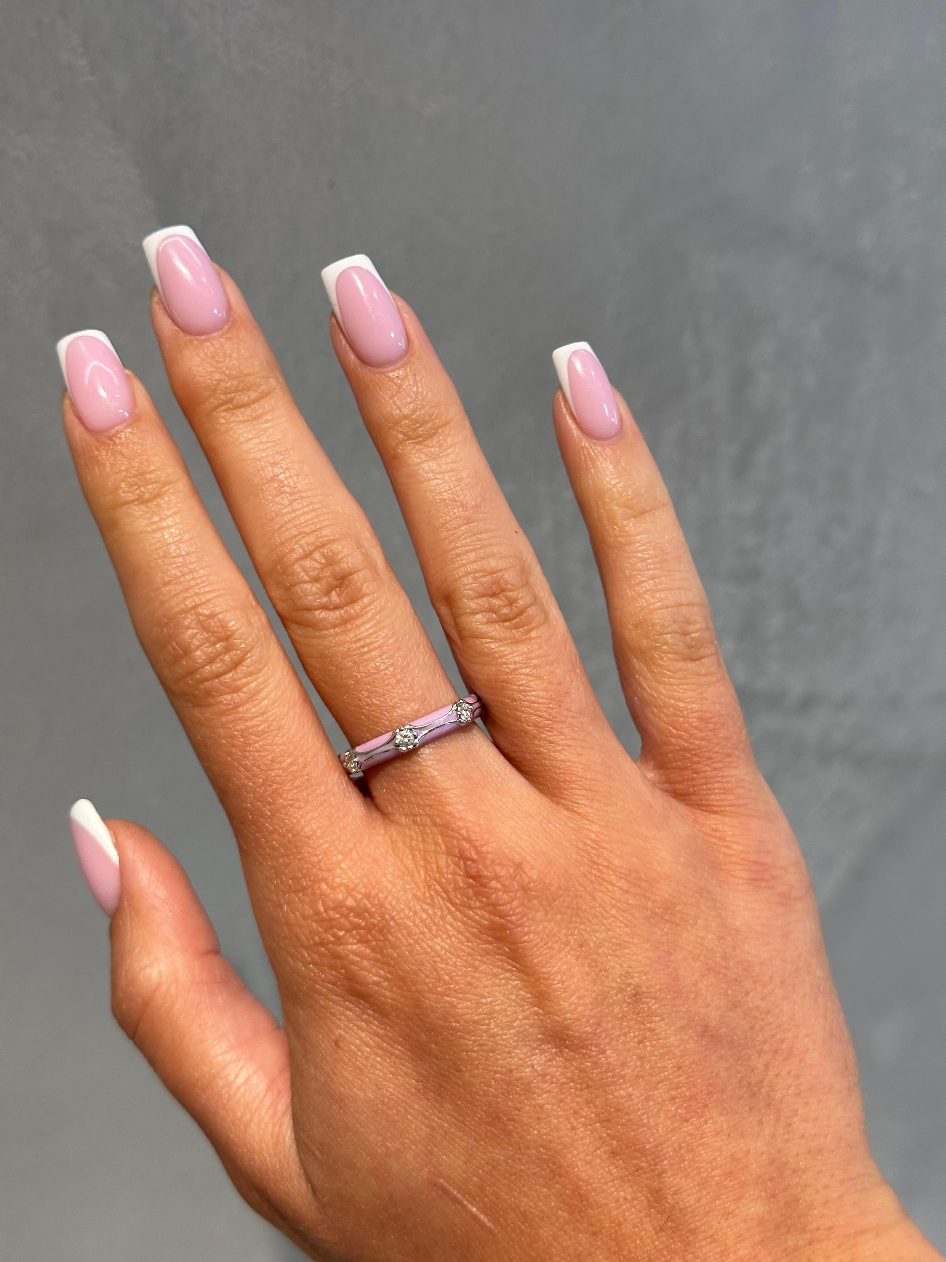 Añade un toque juguetón a tu colección de joyas con este anillo de esmalte color oro blanco de 14 quilates. Con 0,40 quilates de diamantes naturales, combina sin esfuerzo elegancia y diversión. Los diamantes brillan intensamente, mientras que el