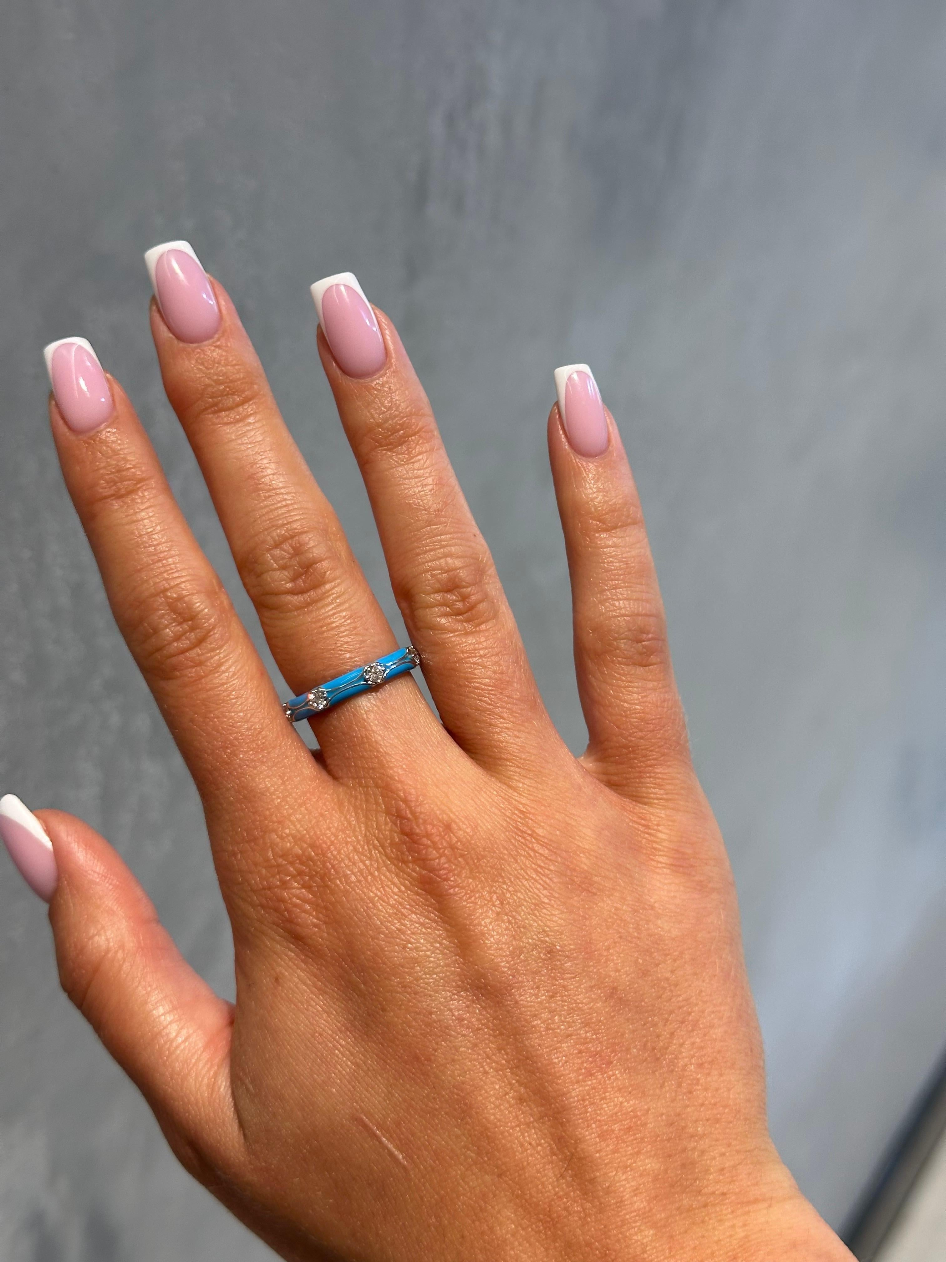 Añade un toque juguetón a tu colección de joyas con este anillo de esmalte color oro blanco de 14 quilates. Con 0,40 quilates de diamantes naturales, combina sin esfuerzo elegancia y diversión. Los diamantes brillan intensamente, mientras que el