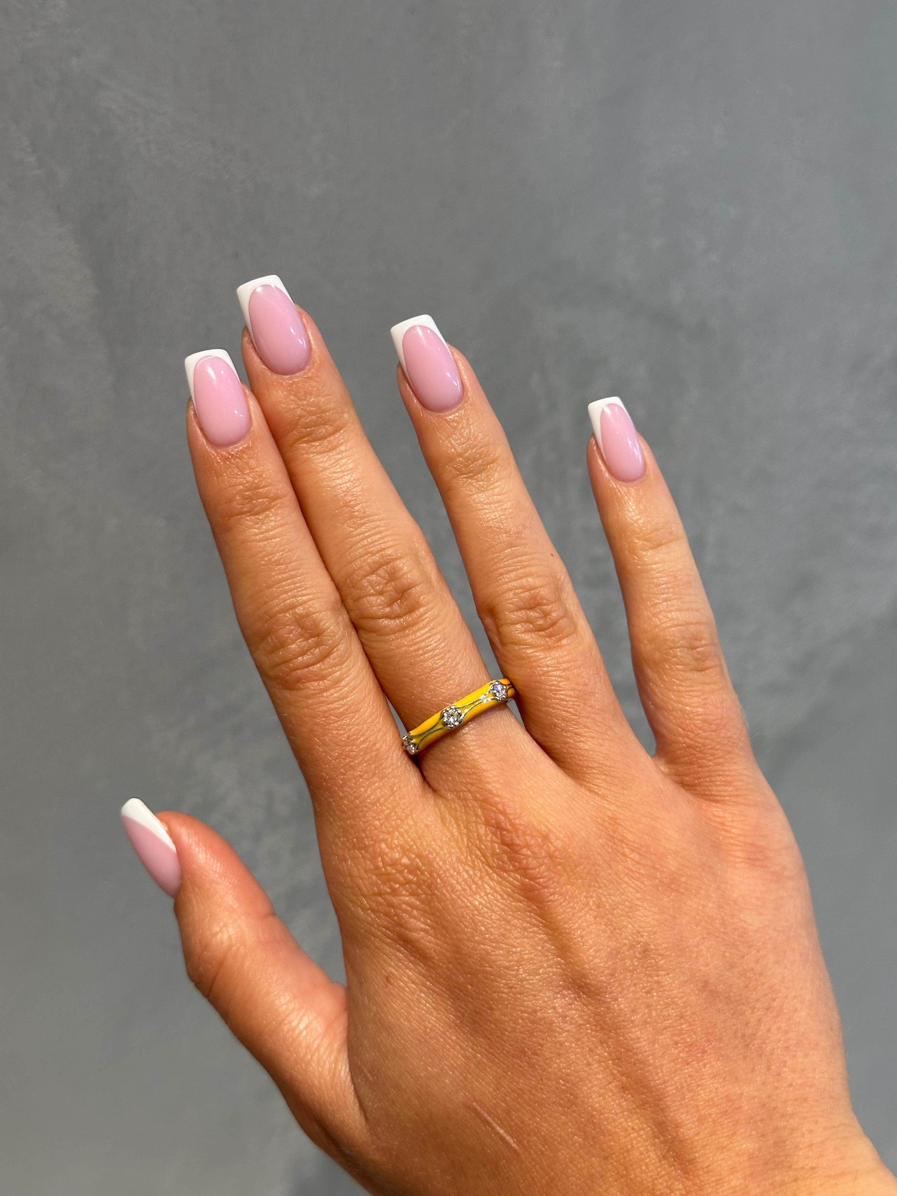 Aggiungi un tocco giocoso alla tua collezione di gioielli con questo anello con smalto color oro bianco da 14 carati. Con 0,40 carati di diamanti naturali, unisce senza sforzo eleganza e divertimento. I diamanti brillano, mentre lo smalto vivace