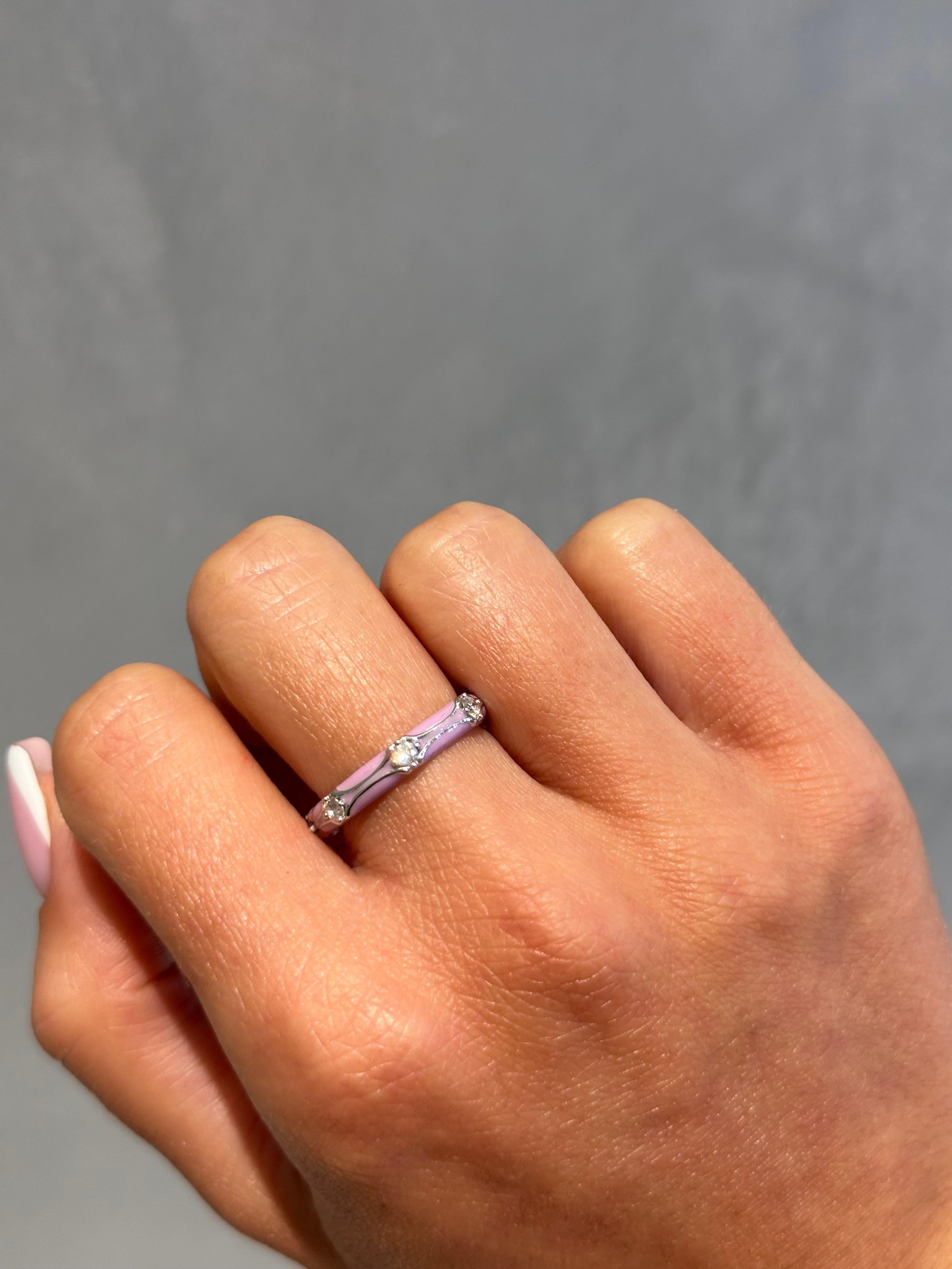 Anillo de oro blanco de 14 quilates con esmalte púrpura y diamantes Corte redondo en venta