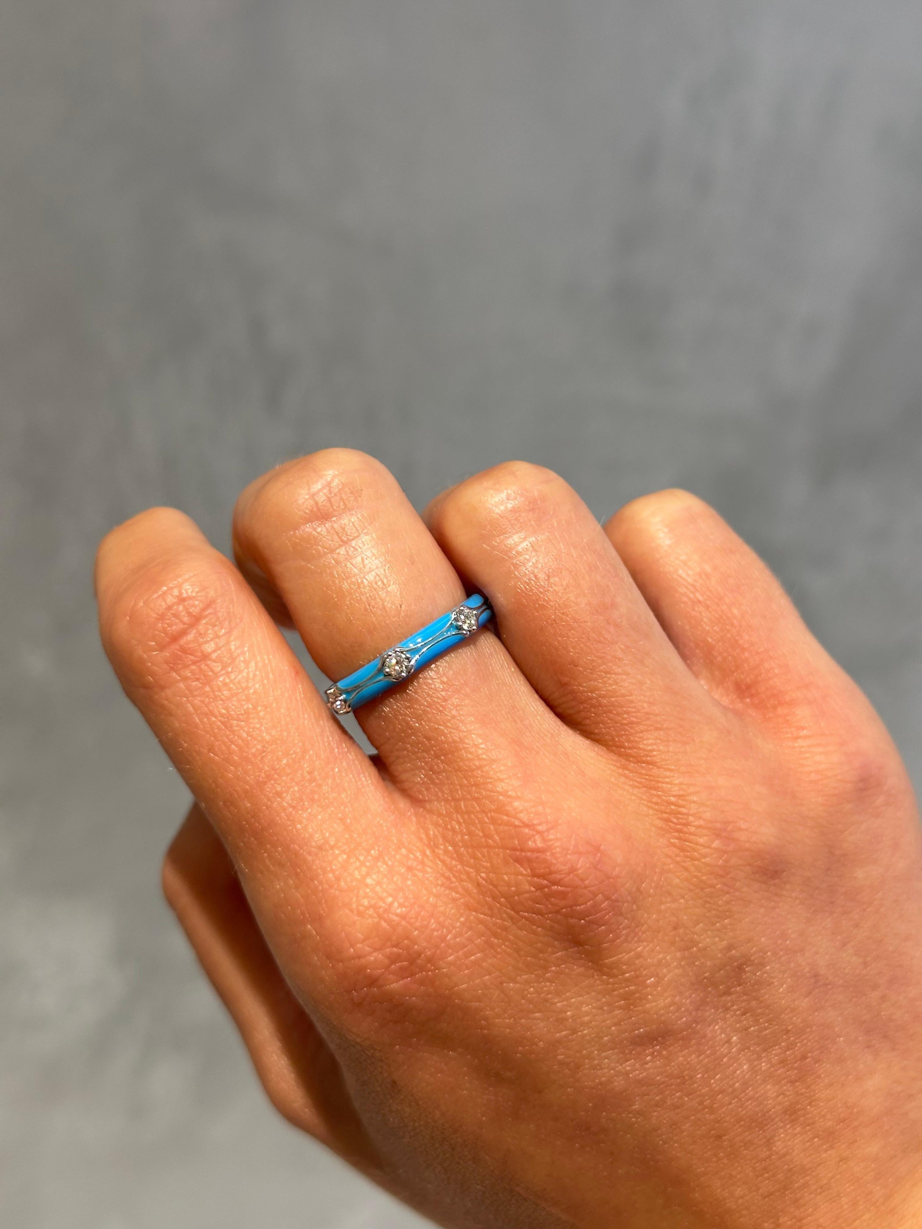 Anillo de oro blanco de 14 quilates con esmalte azul y diamantes Corte redondo en venta