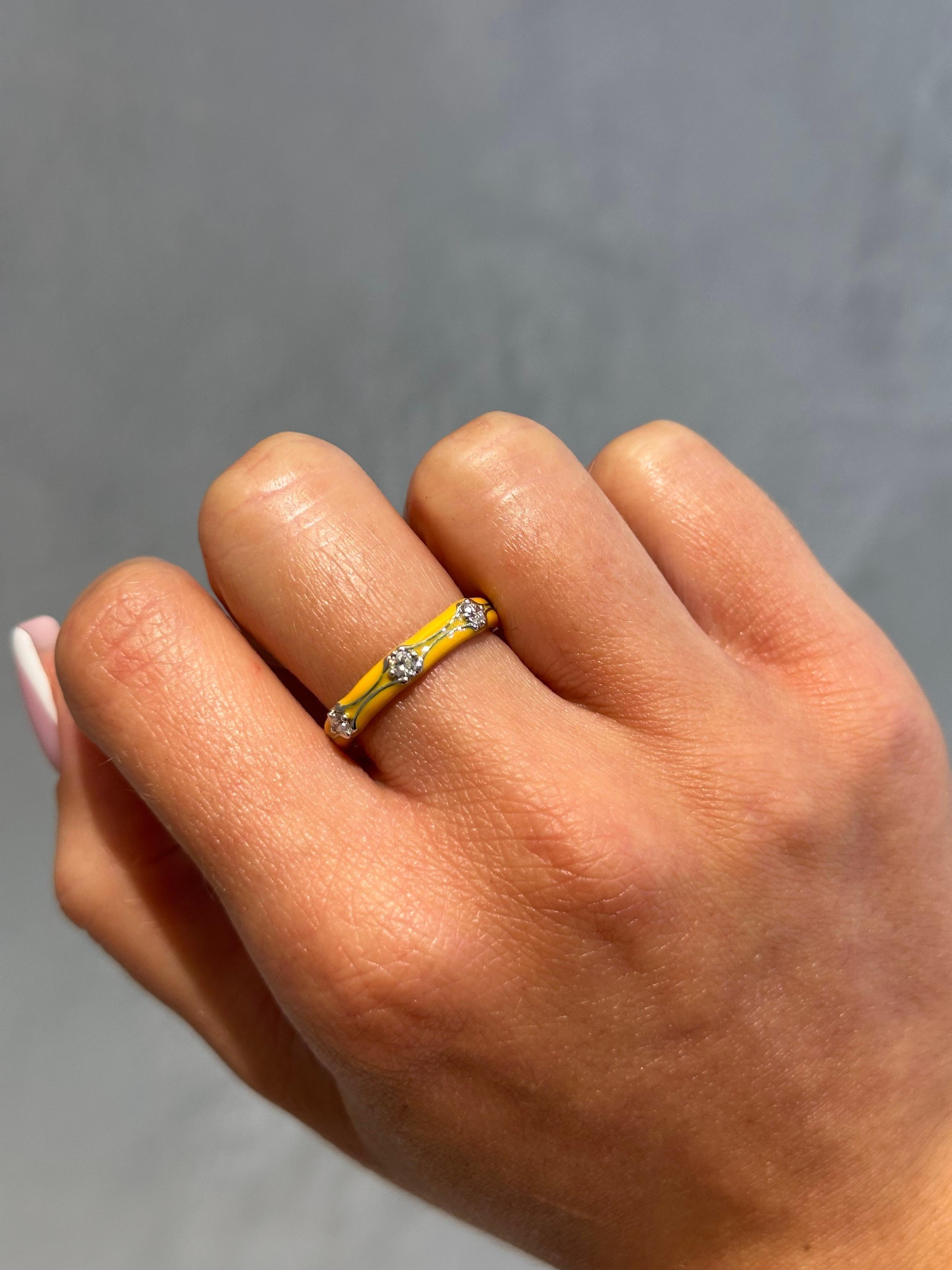 Taglio rotondo Anello con smalto arancione e diamanti in oro bianco 14K in vendita